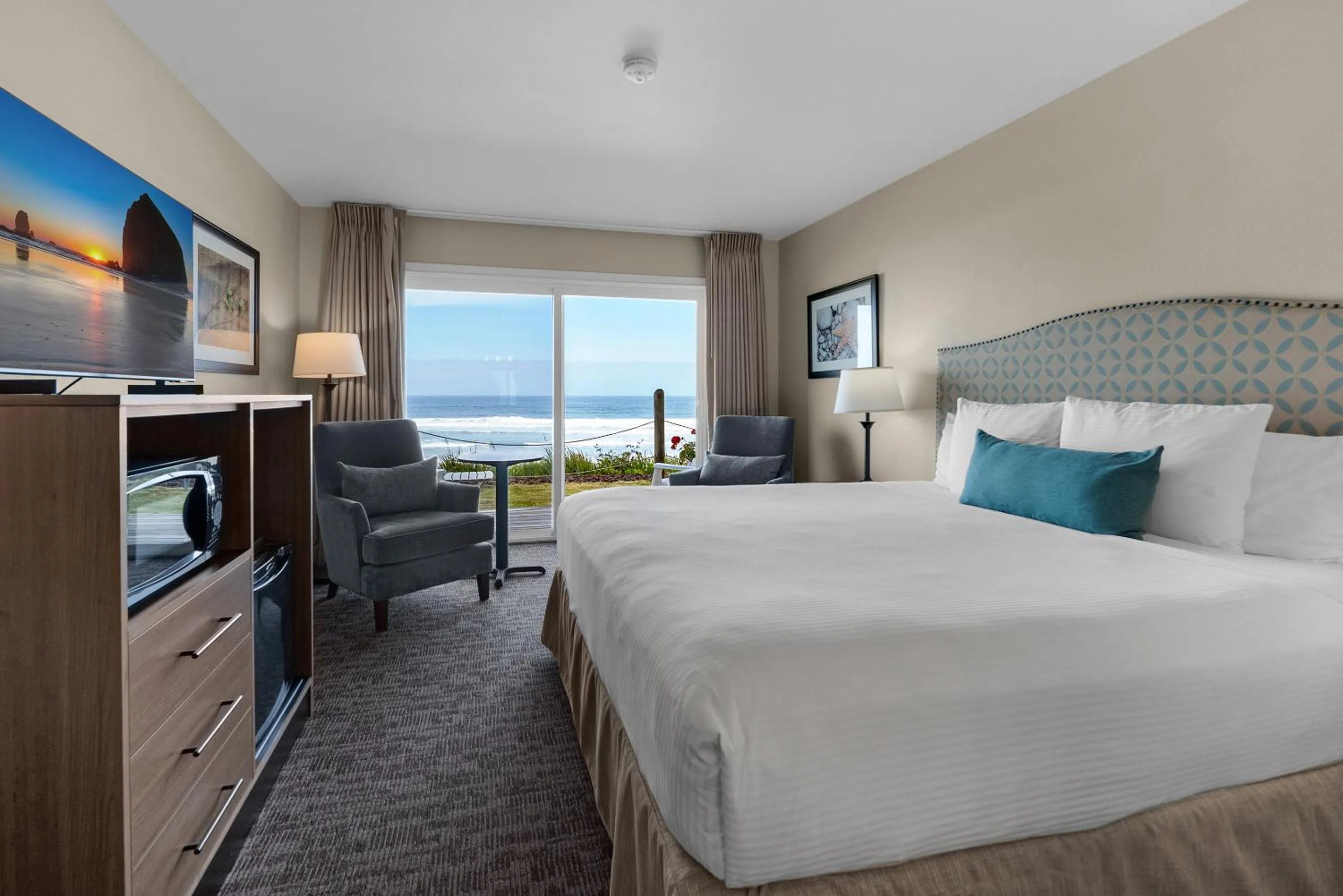 King Room with Ocean View in Pelican Shores Inn