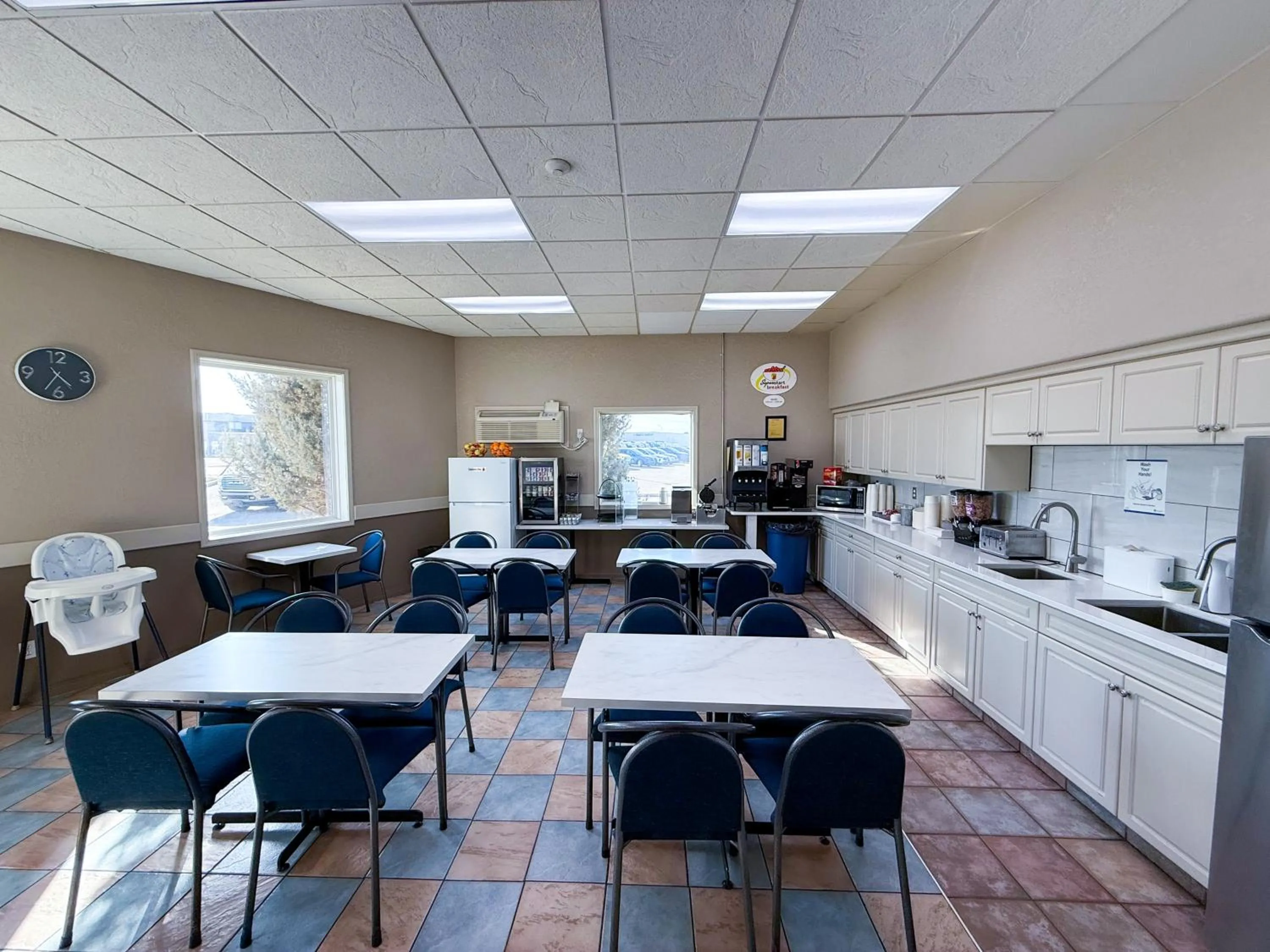 Coffee/tea facilities in Super 8 by Wyndham Medicine Hat AB