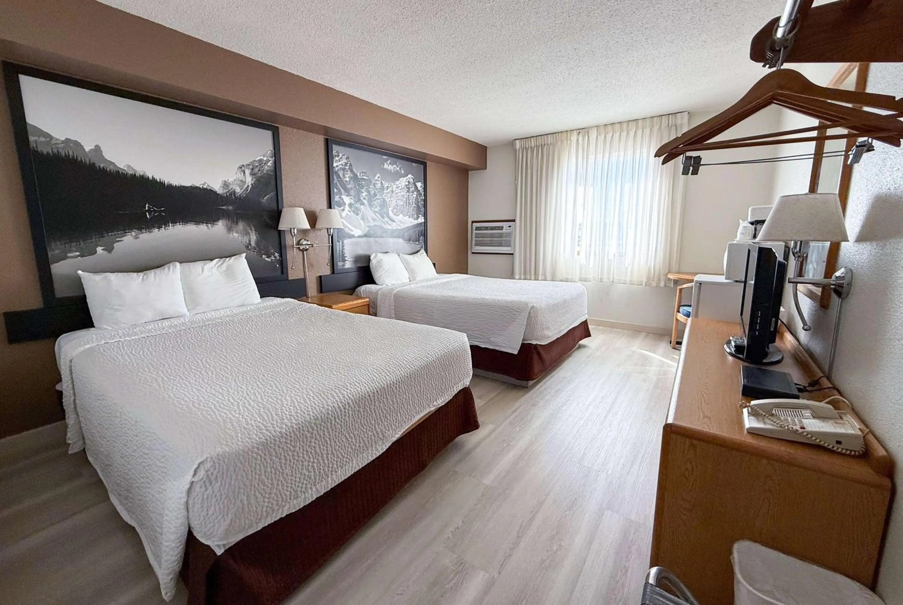 Photo of the whole room, Bed in Super 8 by Wyndham Medicine Hat AB