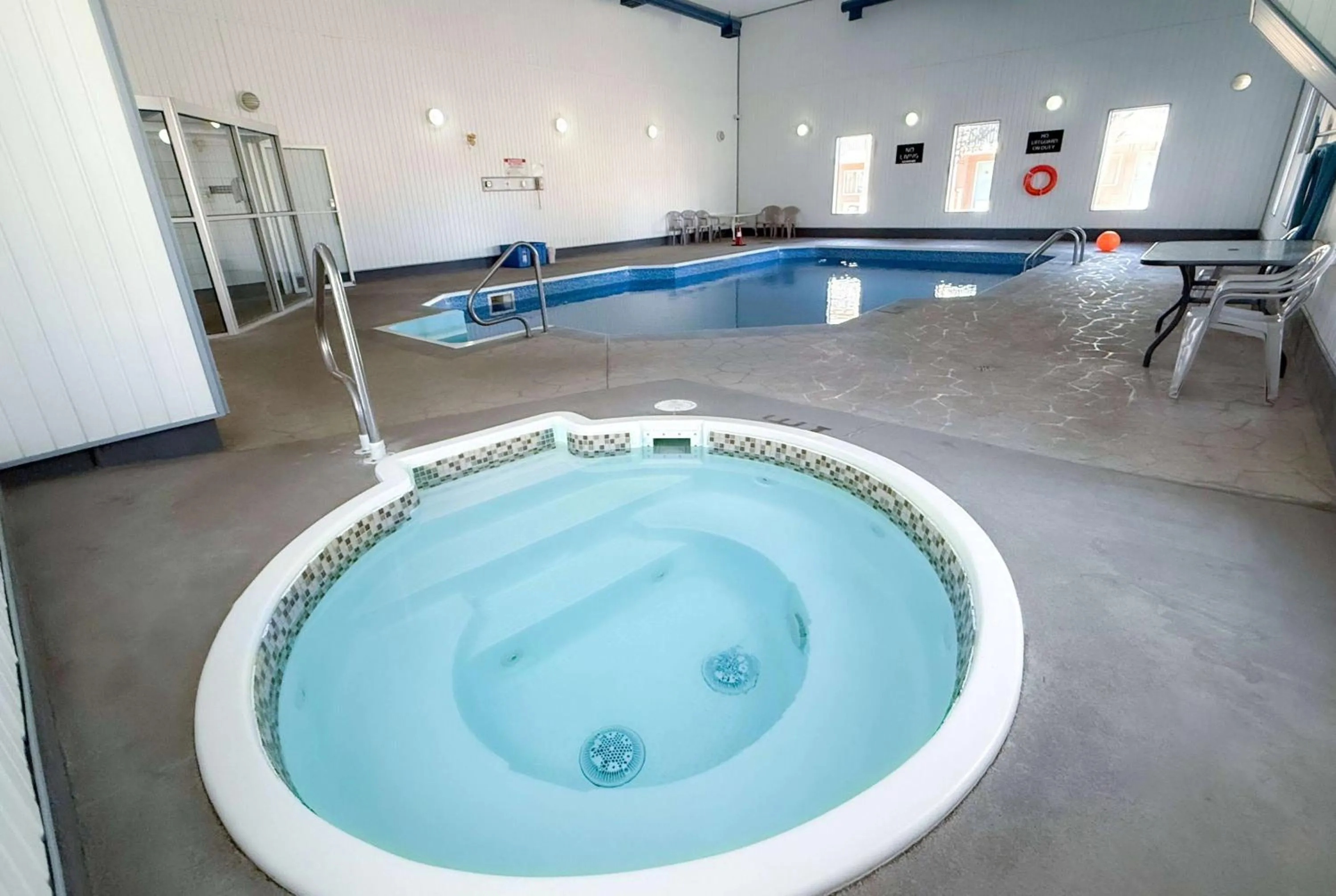 Hot Tub in Super 8 by Wyndham Medicine Hat AB