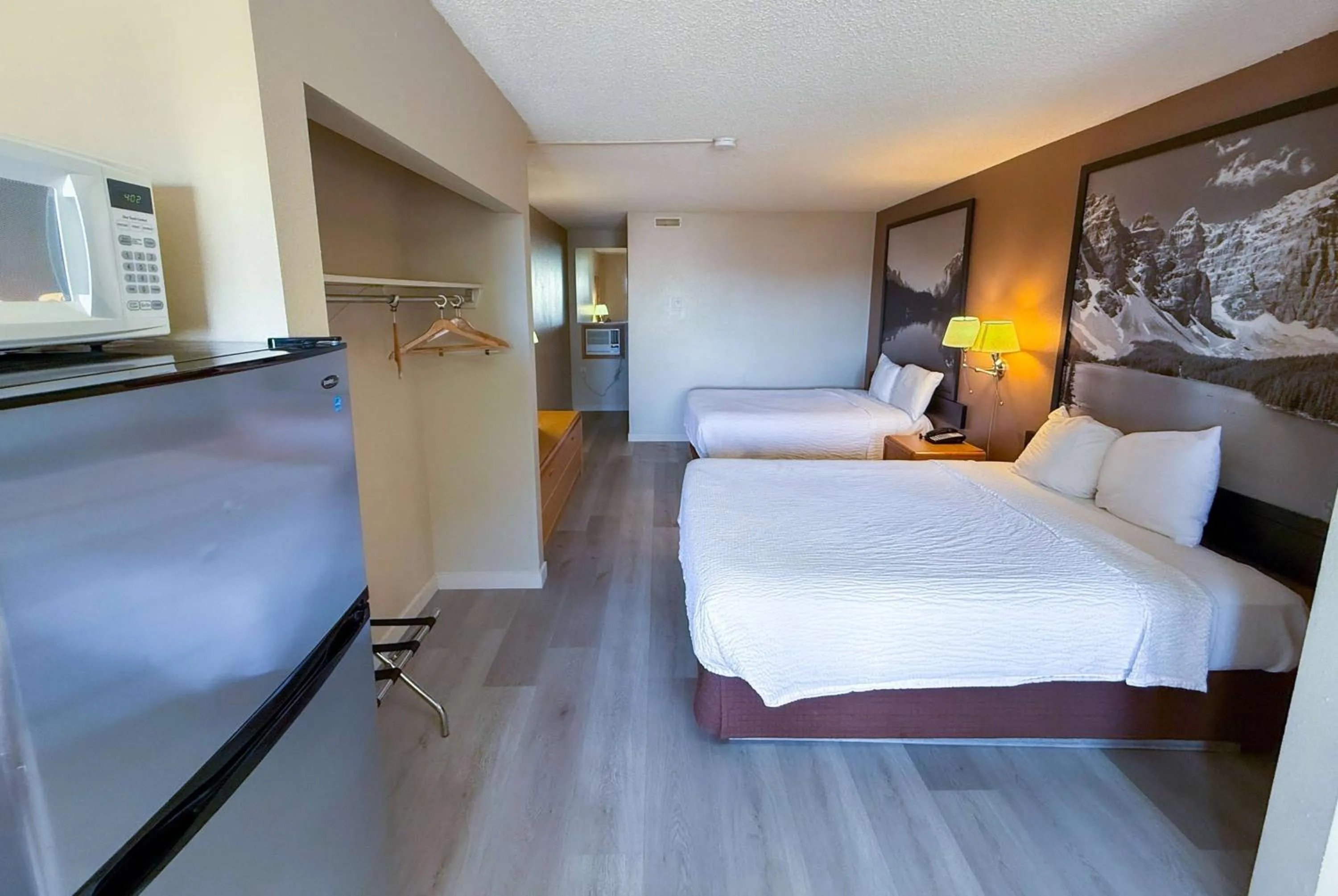 Photo of the whole room, Bed in Super 8 by Wyndham Medicine Hat AB