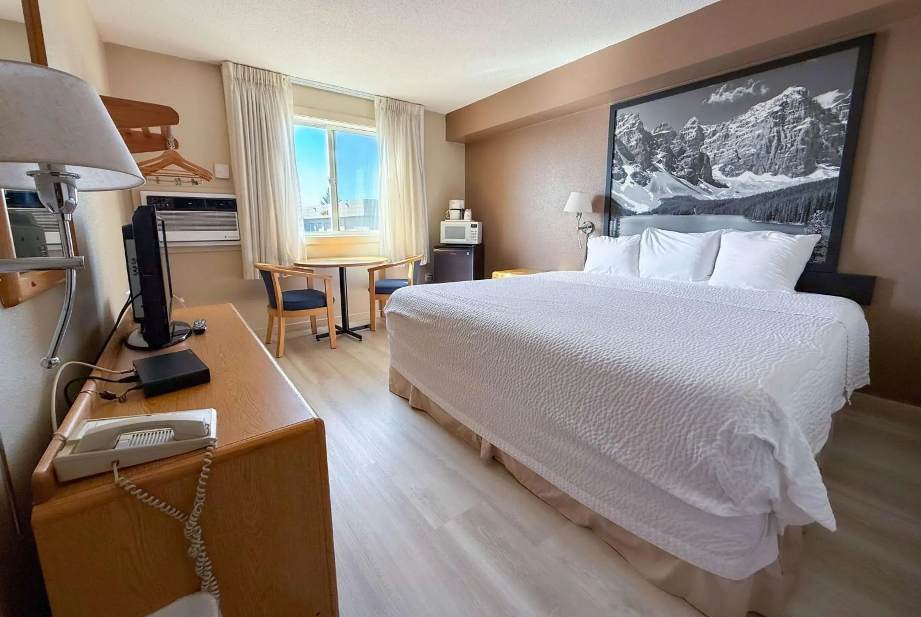 Standard King Room - Non-Smoking in Super 8 by Wyndham Medicine Hat AB Standard King Room - Non-Smoking in Super 8 by Wyndham Medicine Hat AB