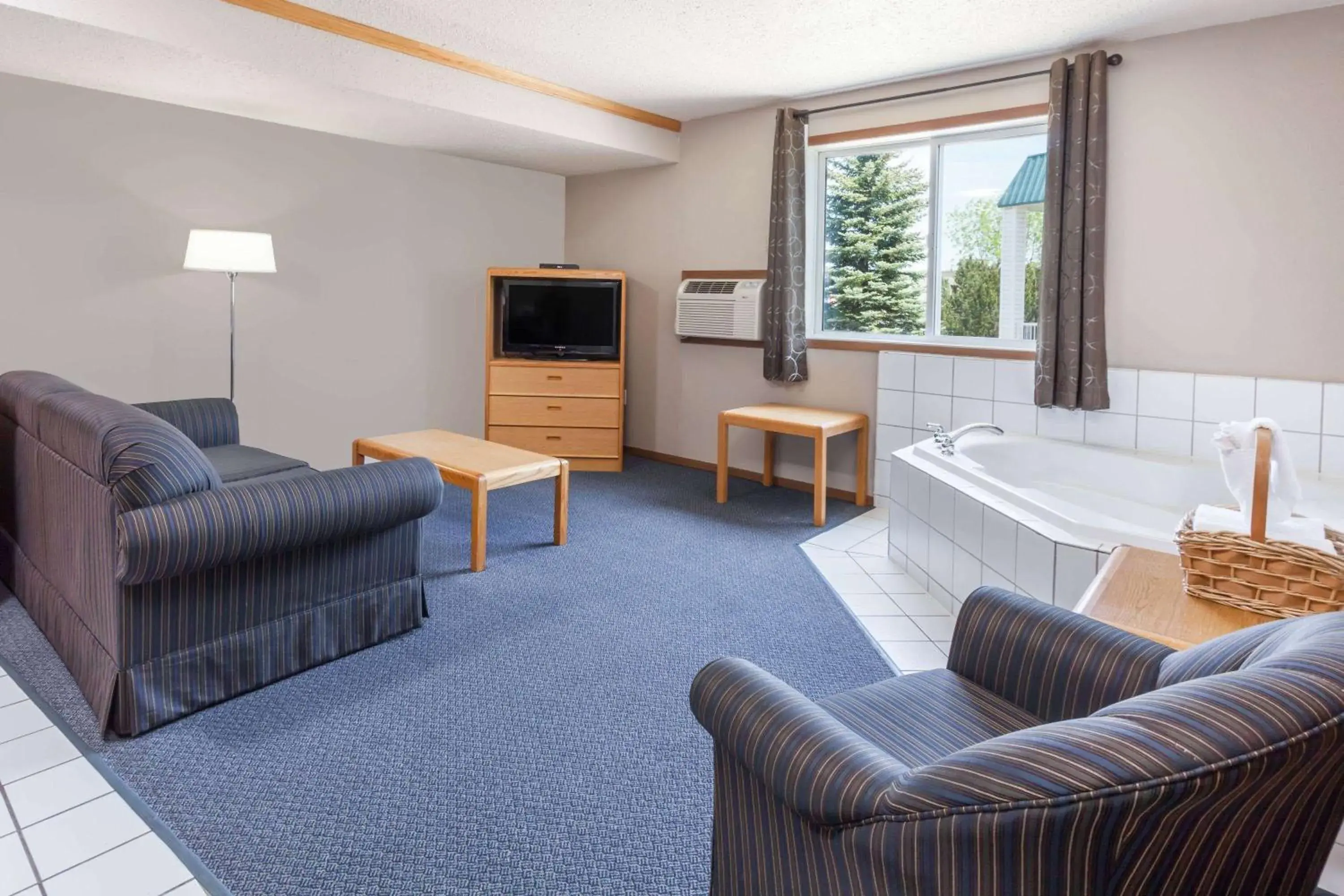 Photo of the whole room in Super 8 by Wyndham Medicine Hat AB Photo of the whole room in Super 8 by Wyndham Medicine Hat AB