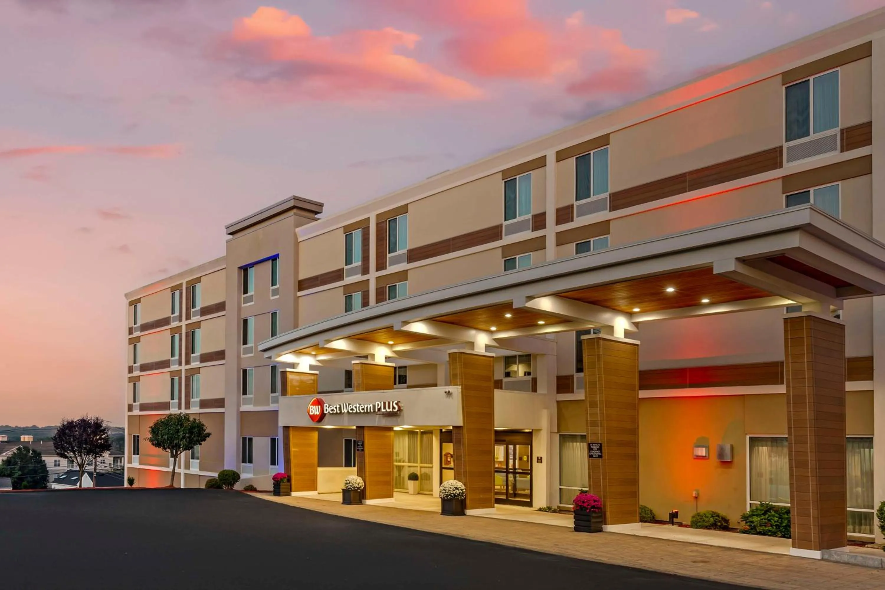 Property building in Best Western Plus North Shore Hotel