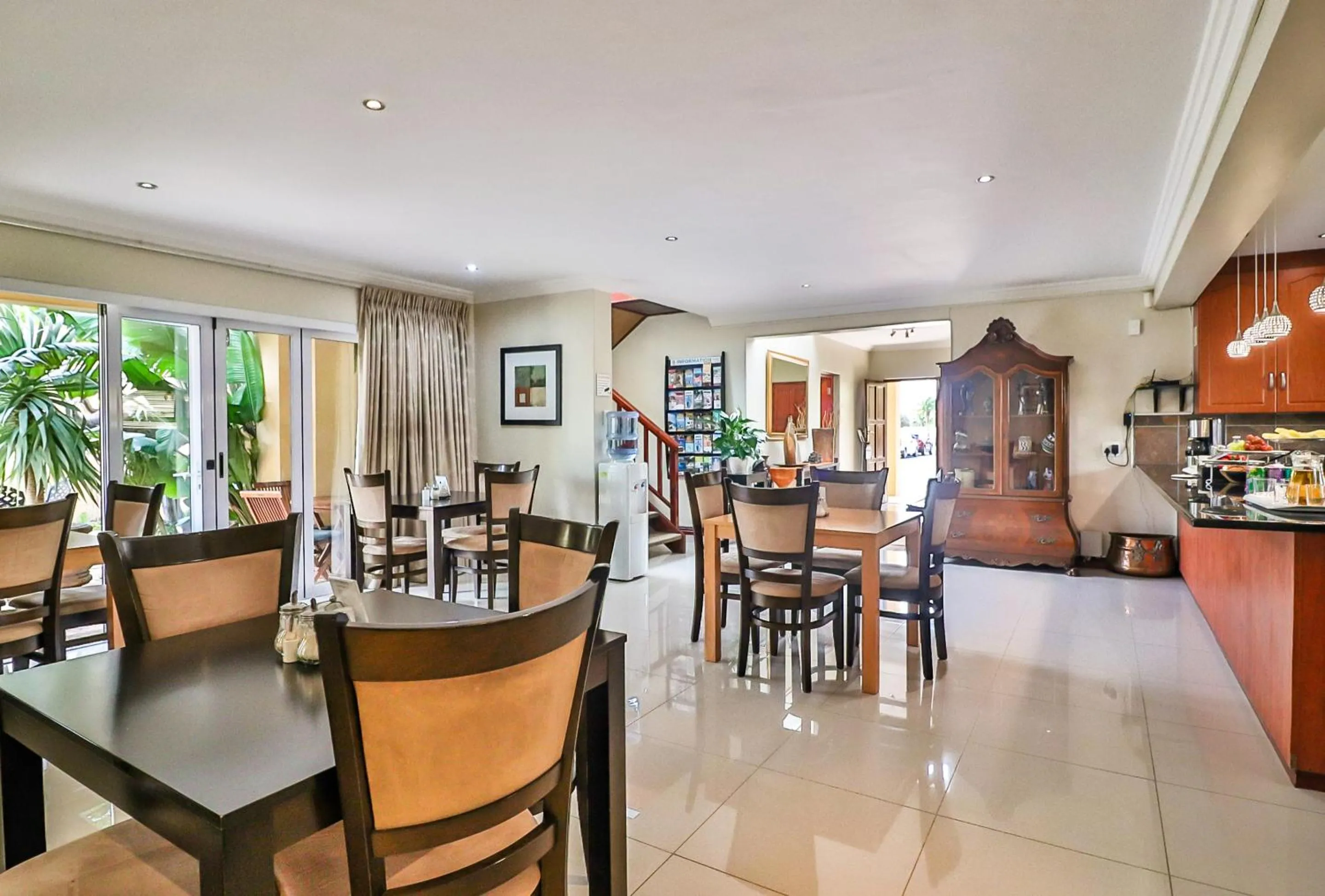 Restaurant/places to eat in Kwantu Guesthouse 2