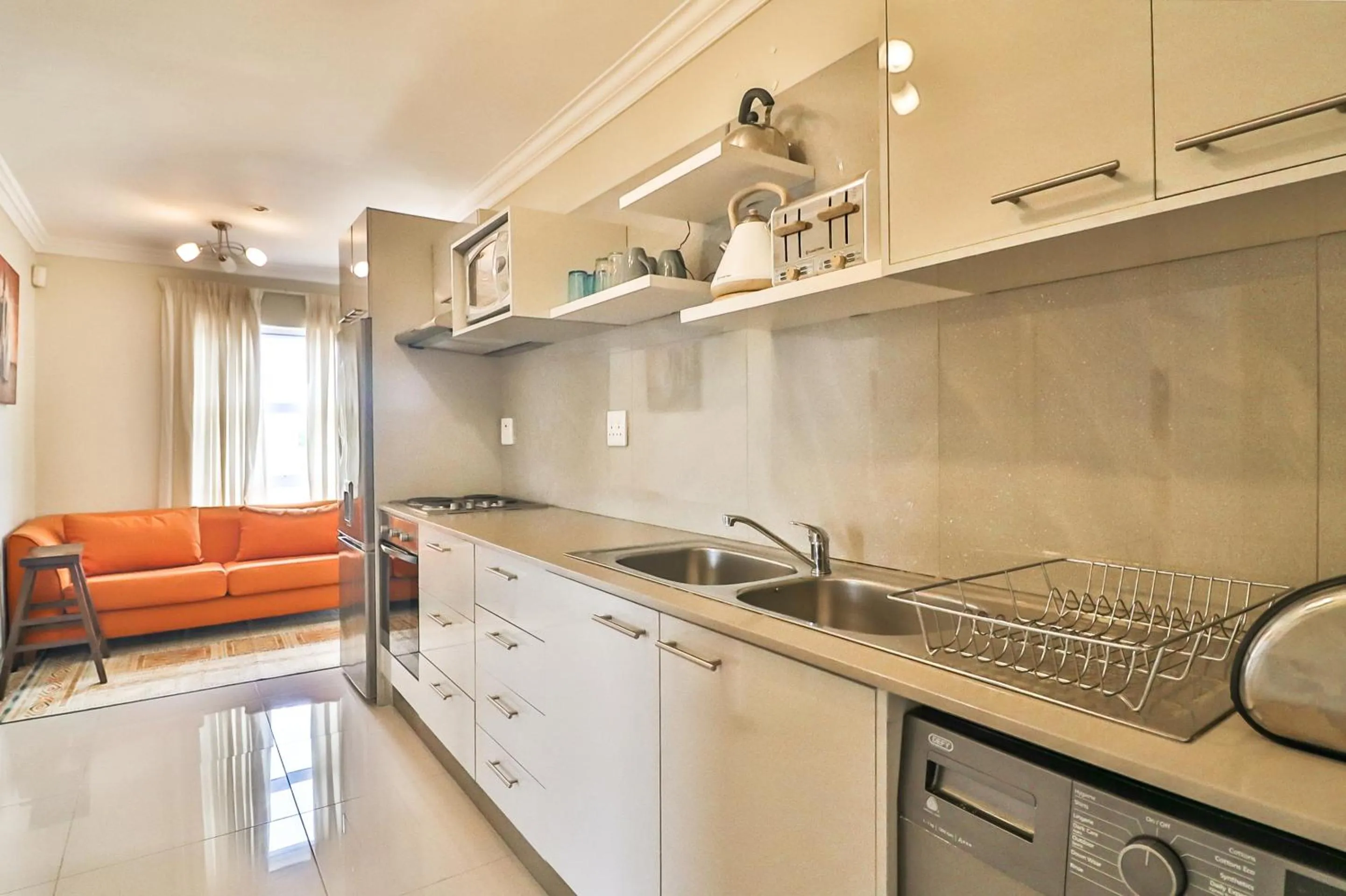 Kitchen or kitchenette in Kwantu Guesthouse 2