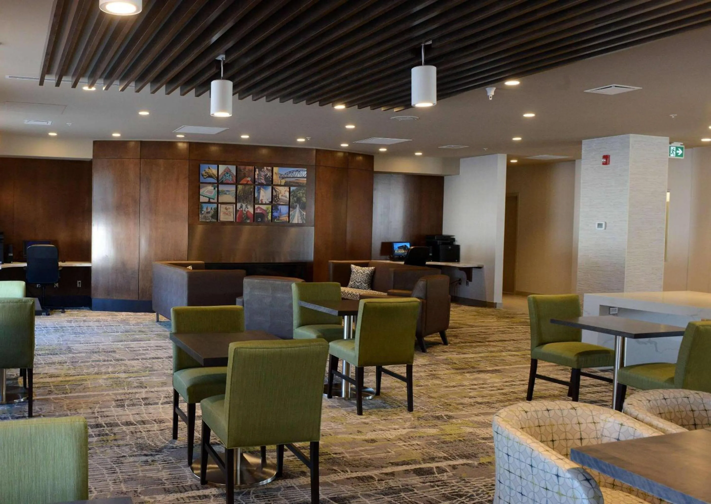 Restaurant/places to eat in Radisson Kingswood Hotel & Suites, Fredericton