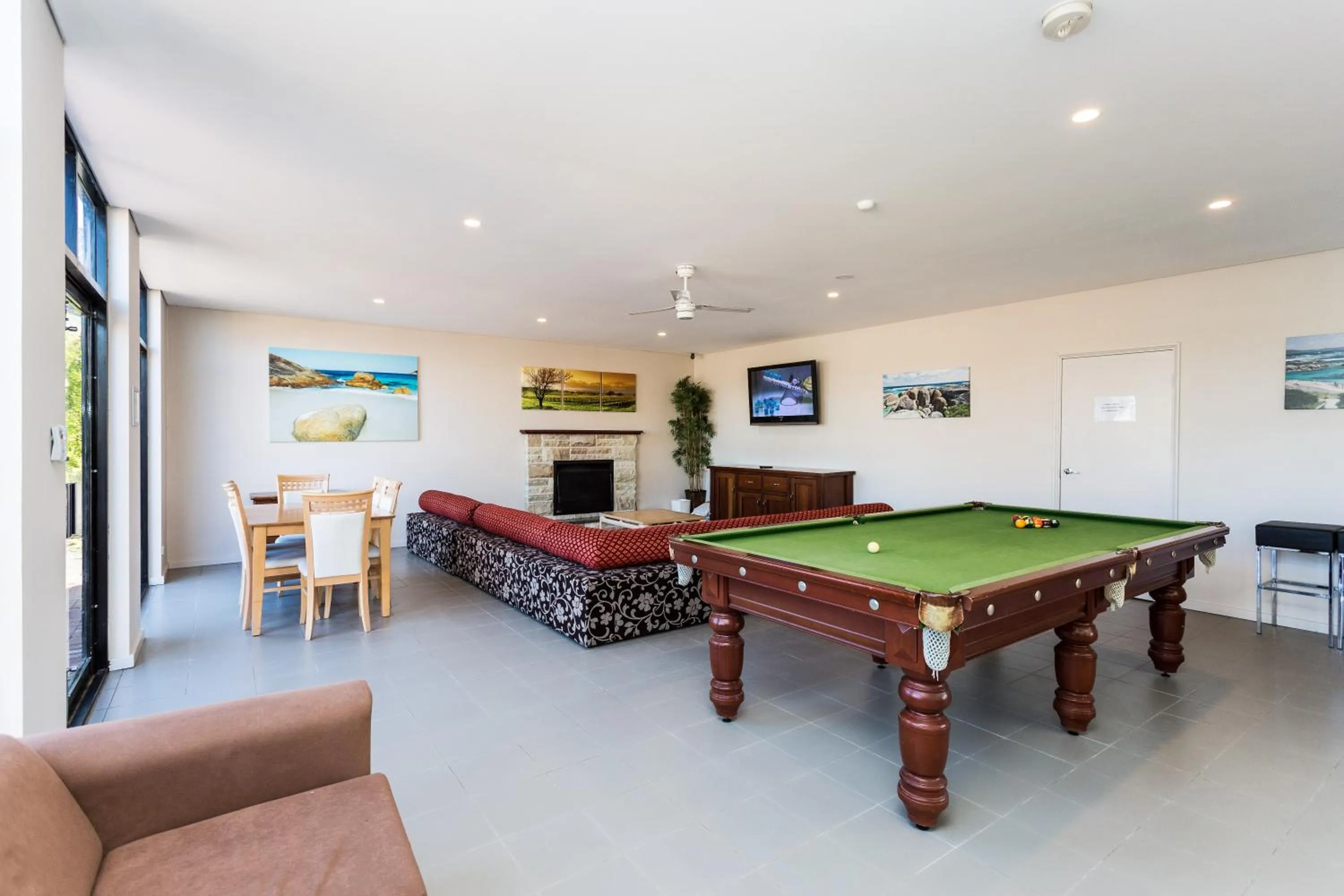 Communal lounge/ TV room in Country Comfort Amity Motel