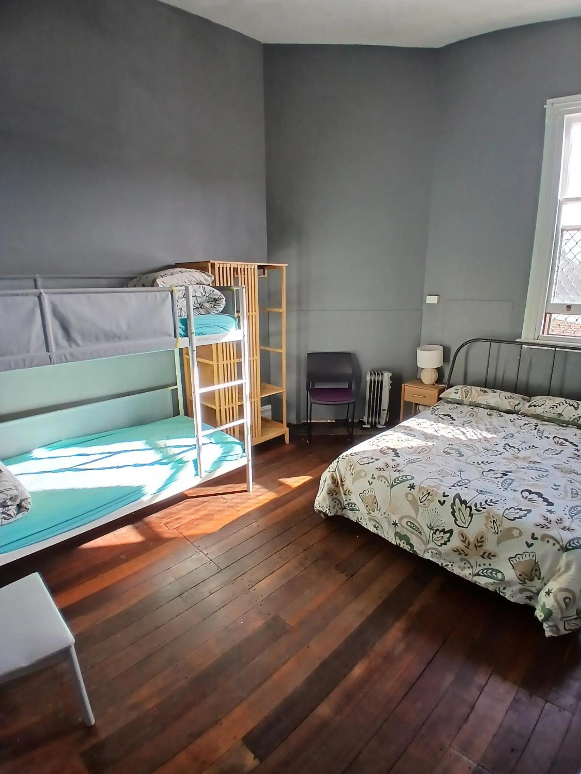 Photo of the whole room, Bed in 1849 Backpackers Albany