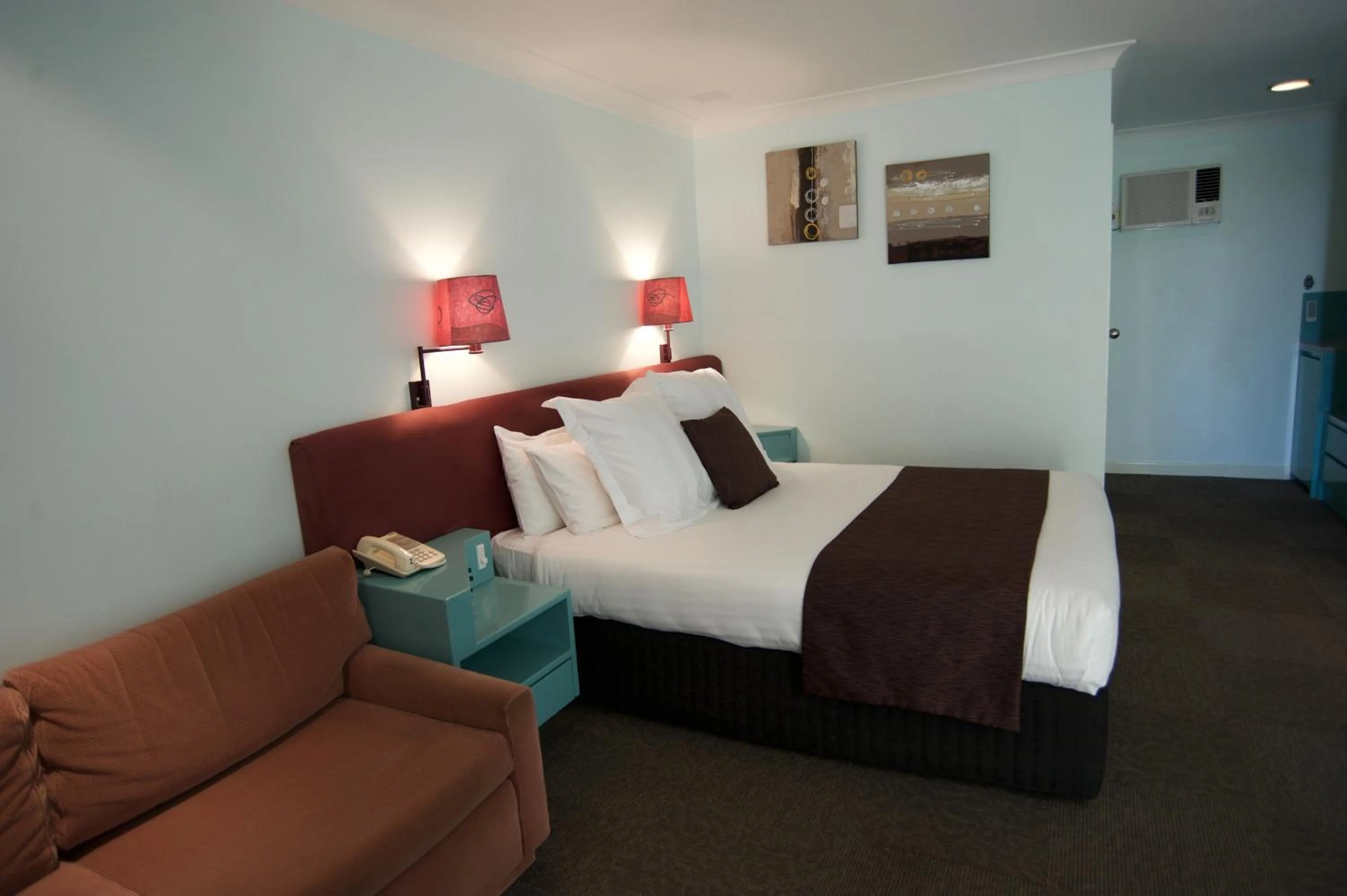 Bed in SureStay Hotel by Best Western The Clarence on Melville