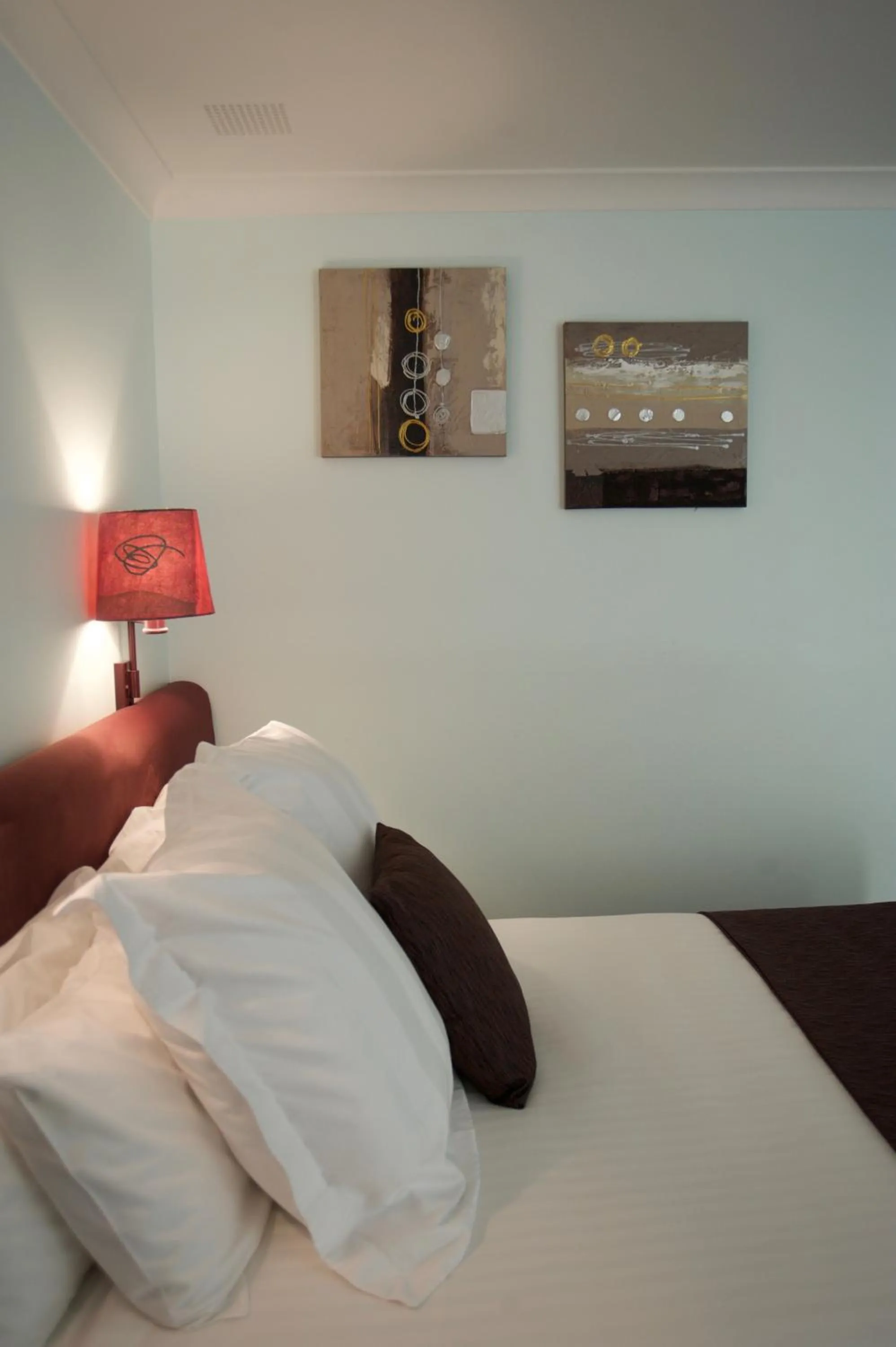 Bed in SureStay Hotel by Best Western The Clarence on Melville