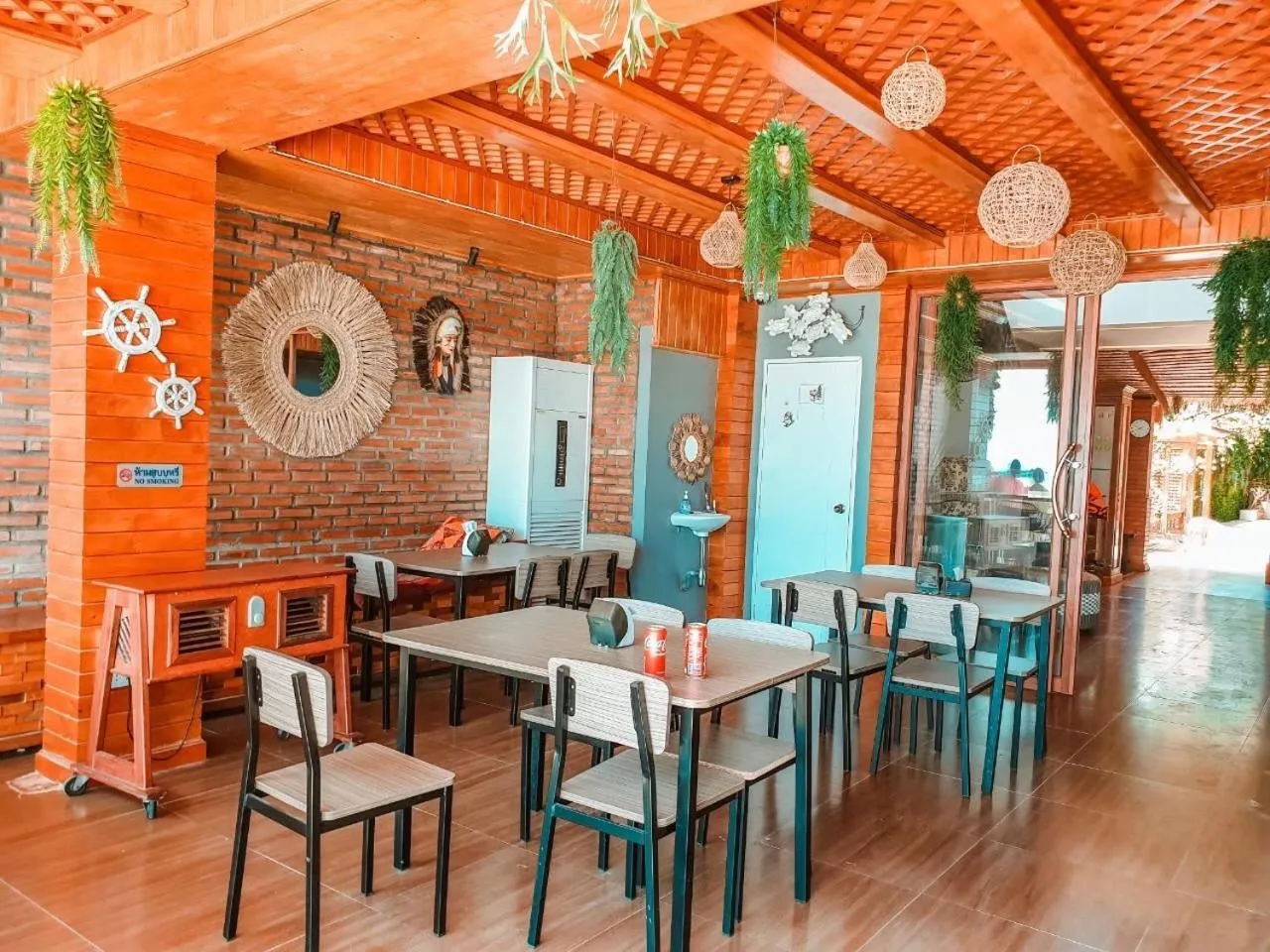 Restaurant/places to eat in Charming Lipe Beach Resort