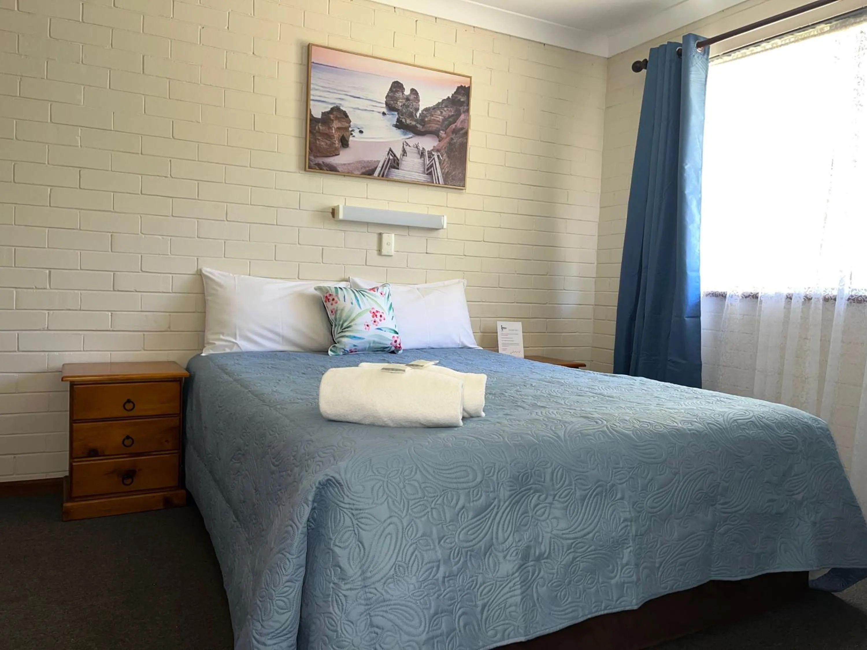 Bed in Emu Beach Chalets