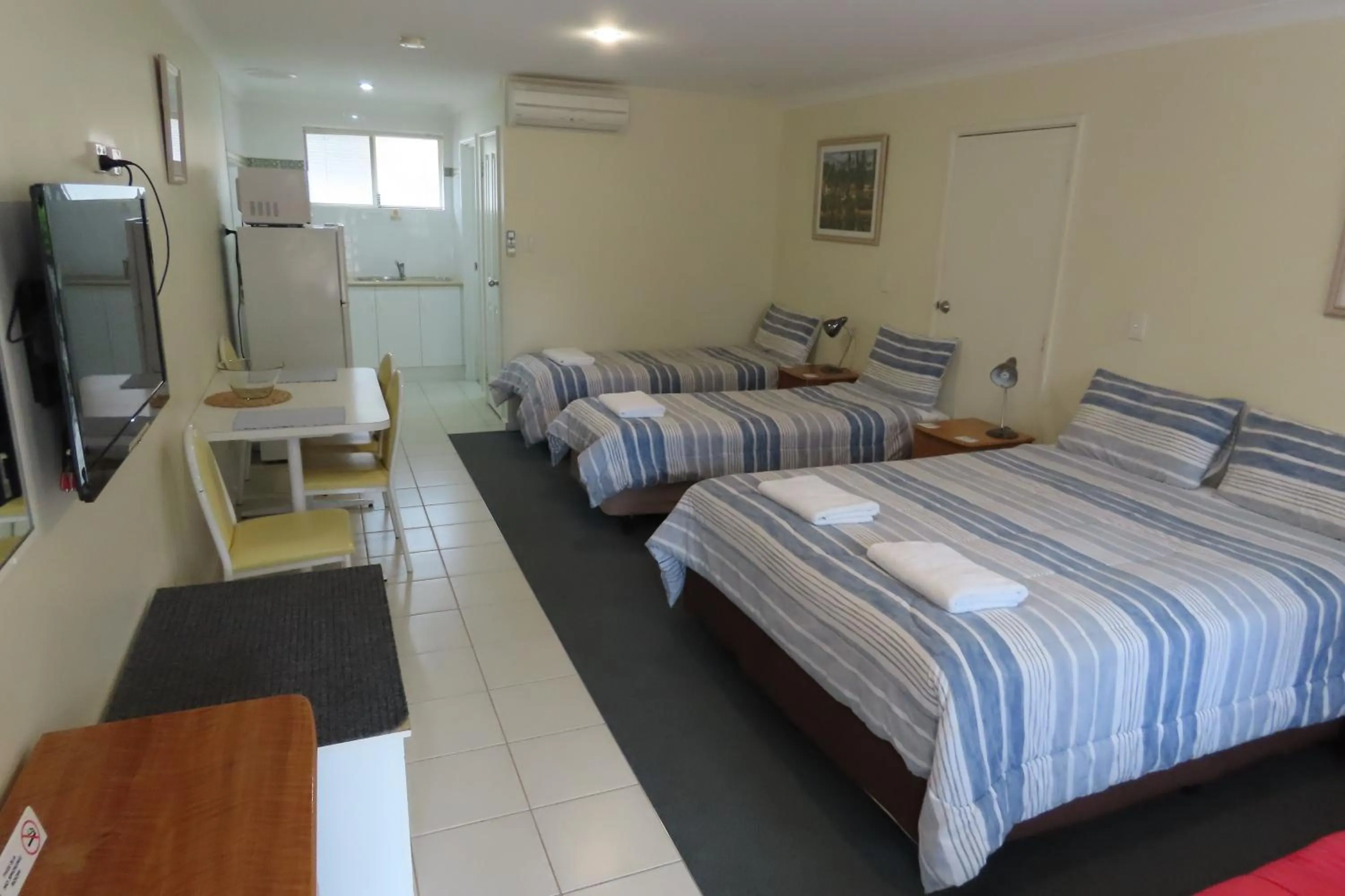 Photo of the whole room, Bed in Emu Point Motel