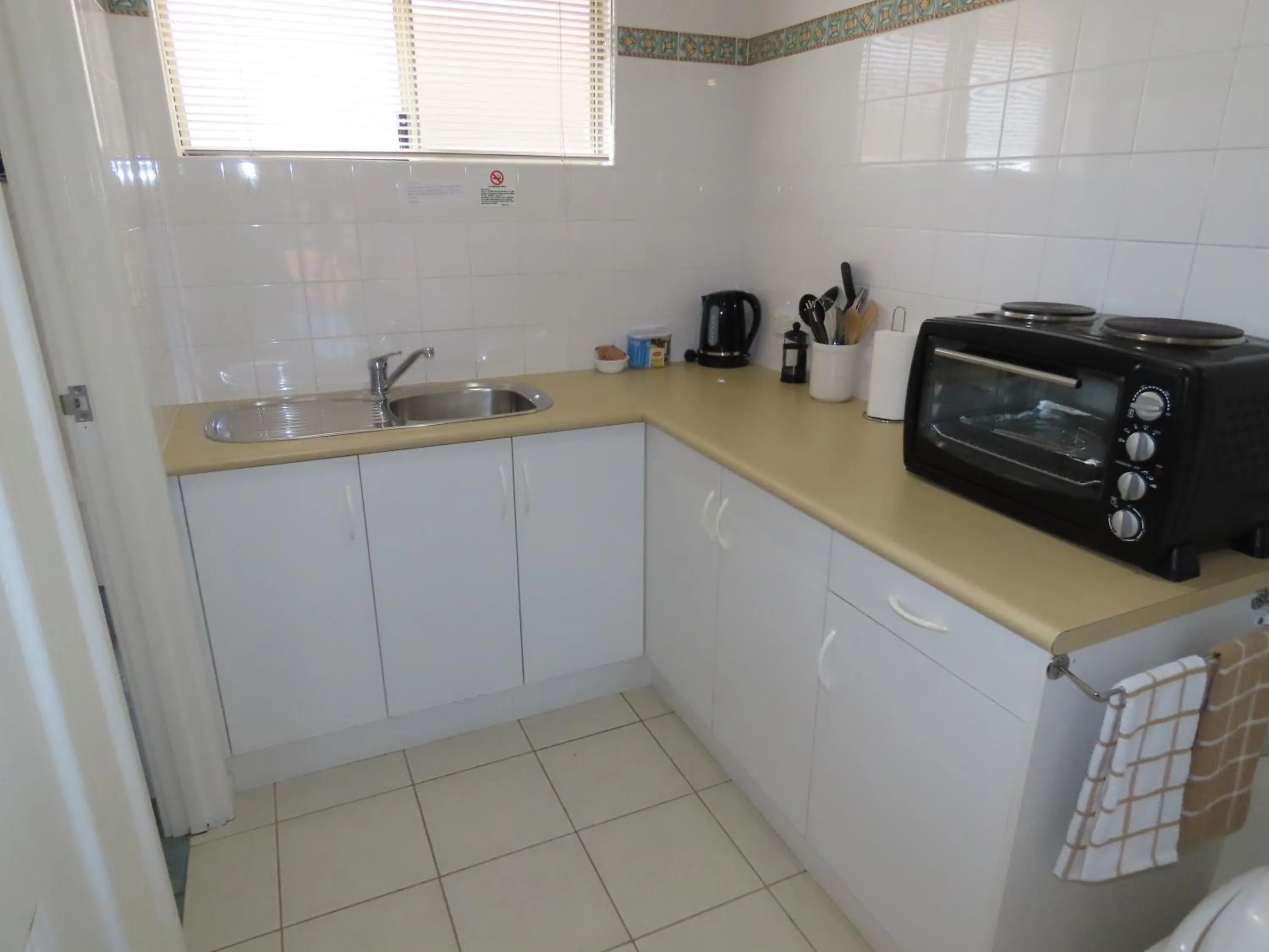 kitchen in Emu Point Motel