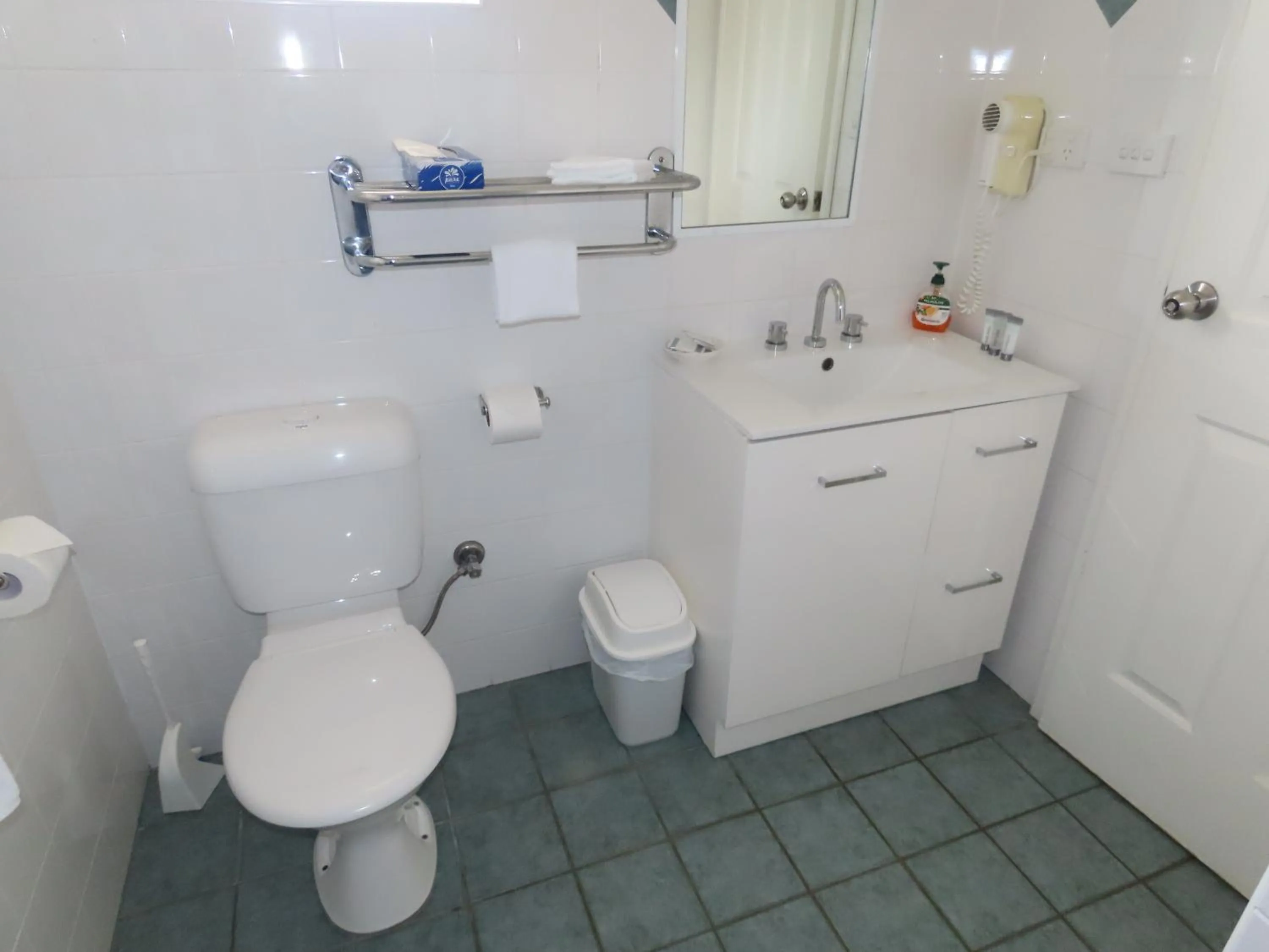 Bathroom in Emu Point Motel