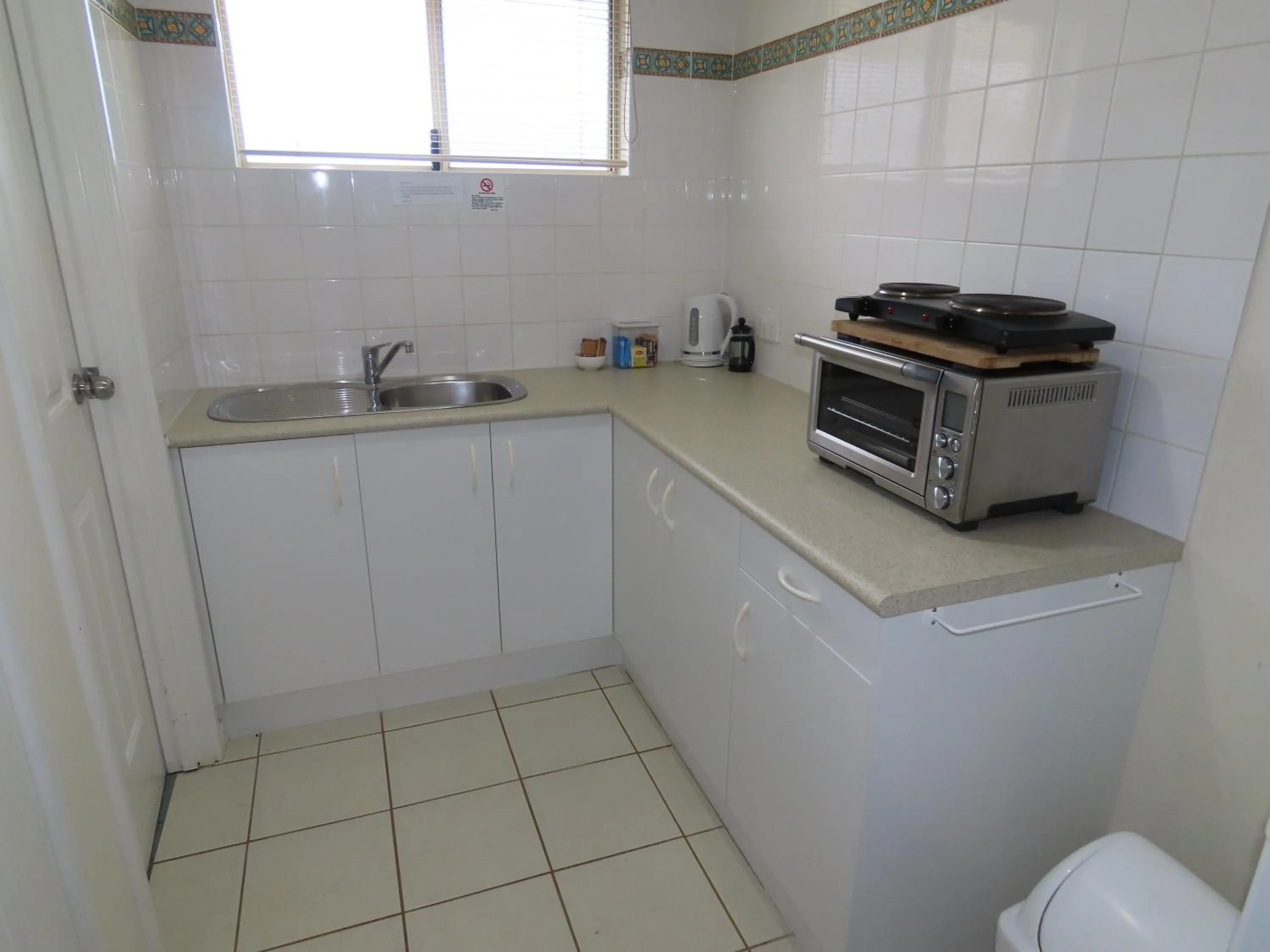 Kitchen or kitchenette in Emu Point Motel