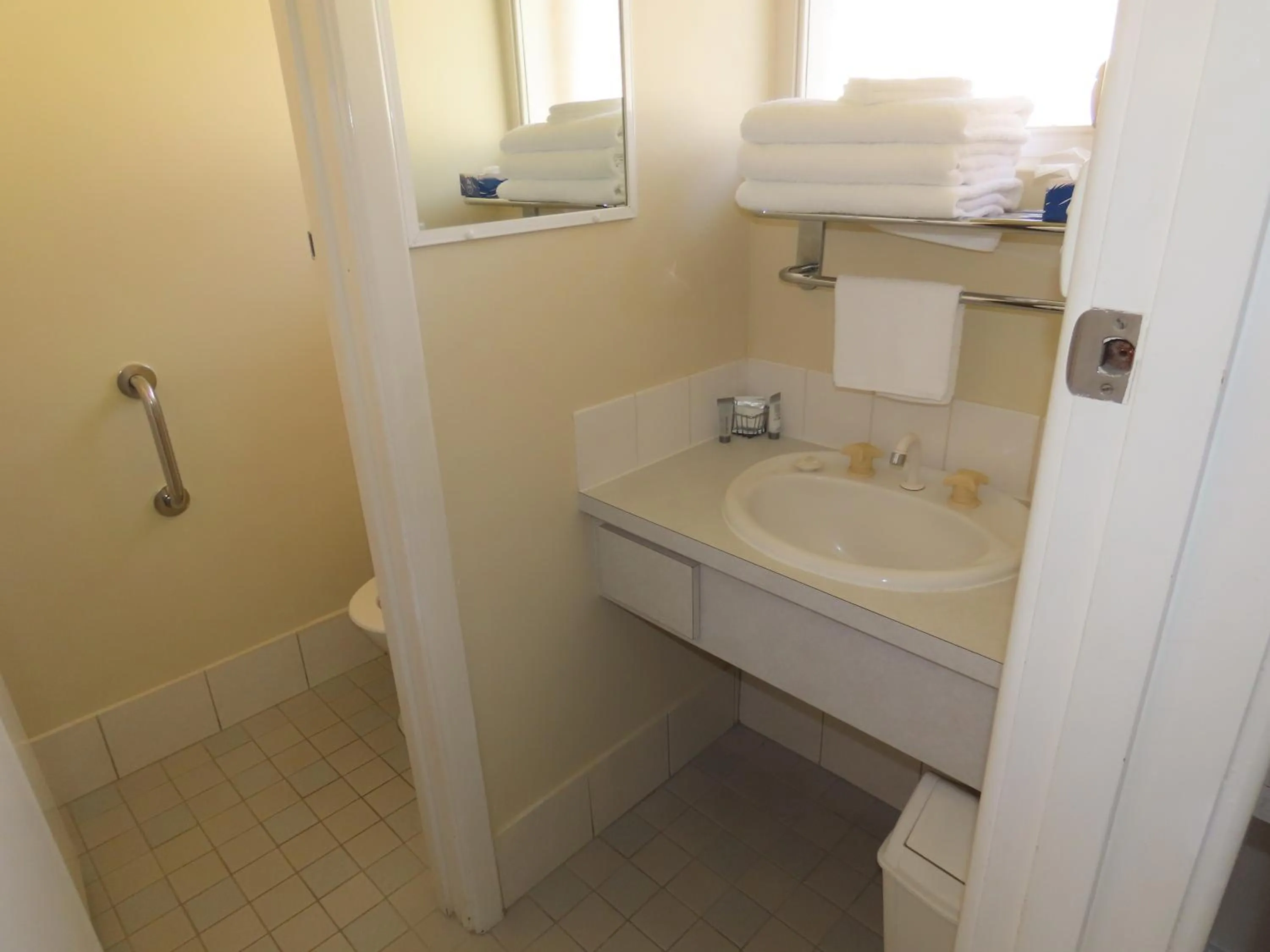 Bathroom in Emu Point Motel