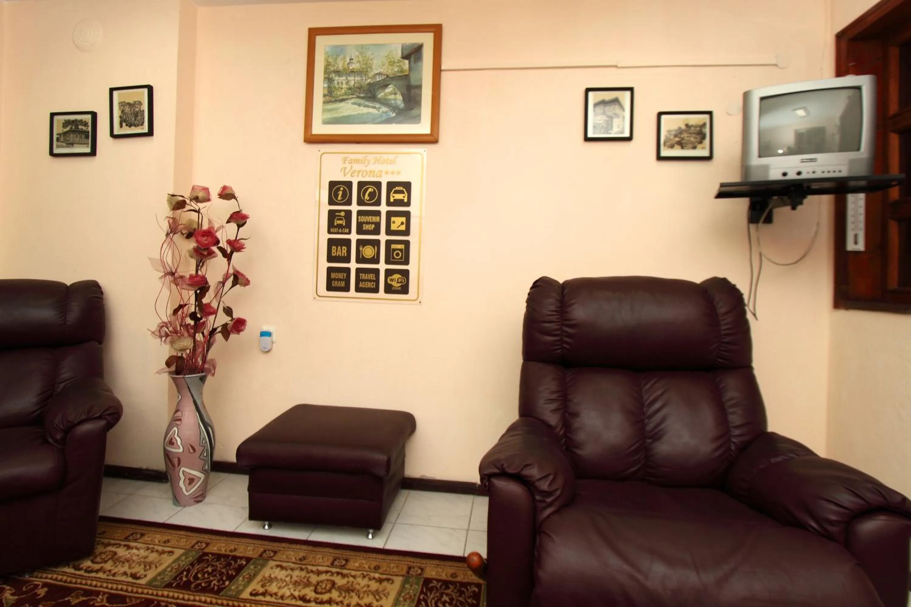 Communal lounge/ TV room in Family Hotel Verona