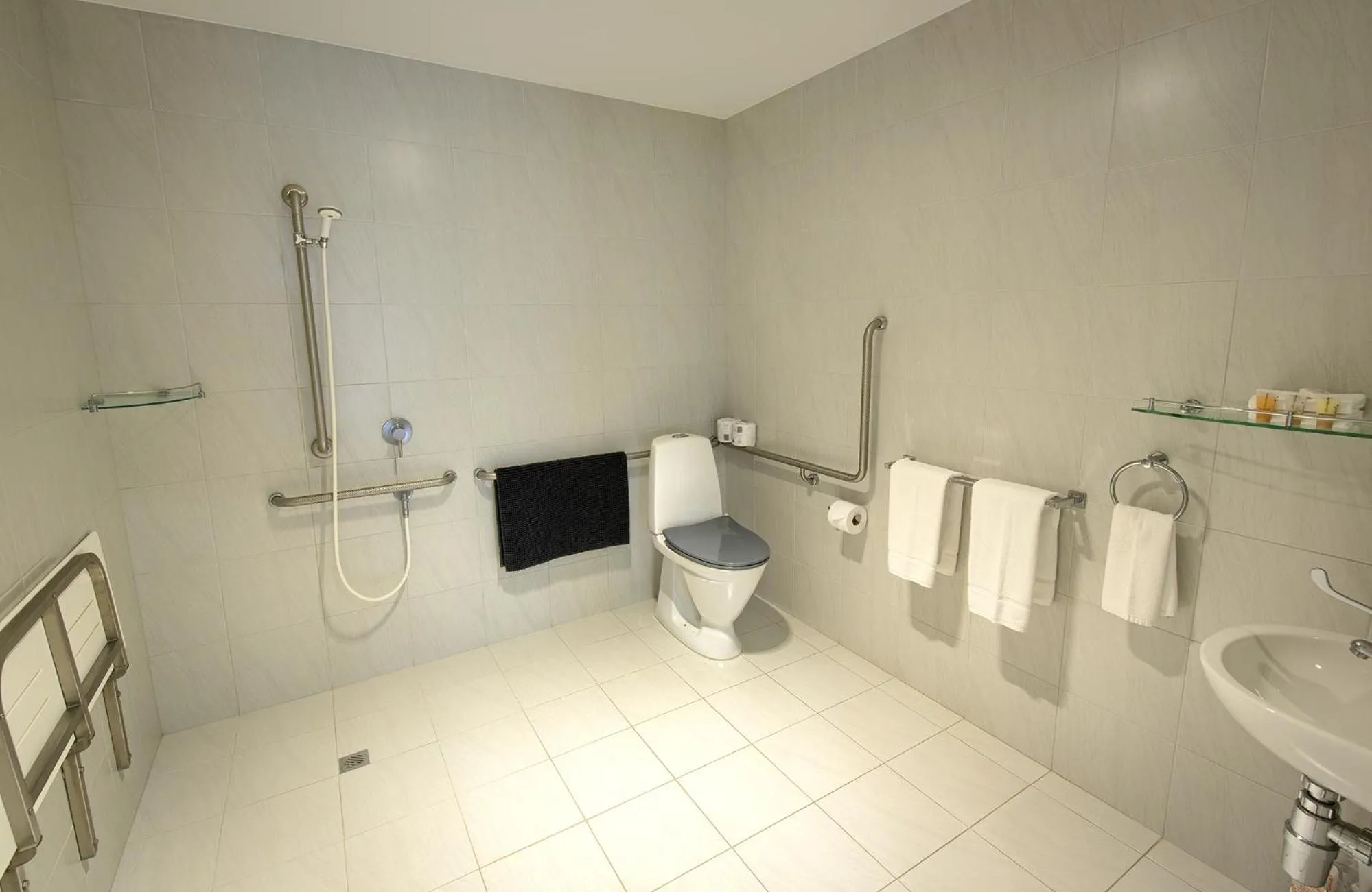 Shower in Pelicans Albany Middleton Beach