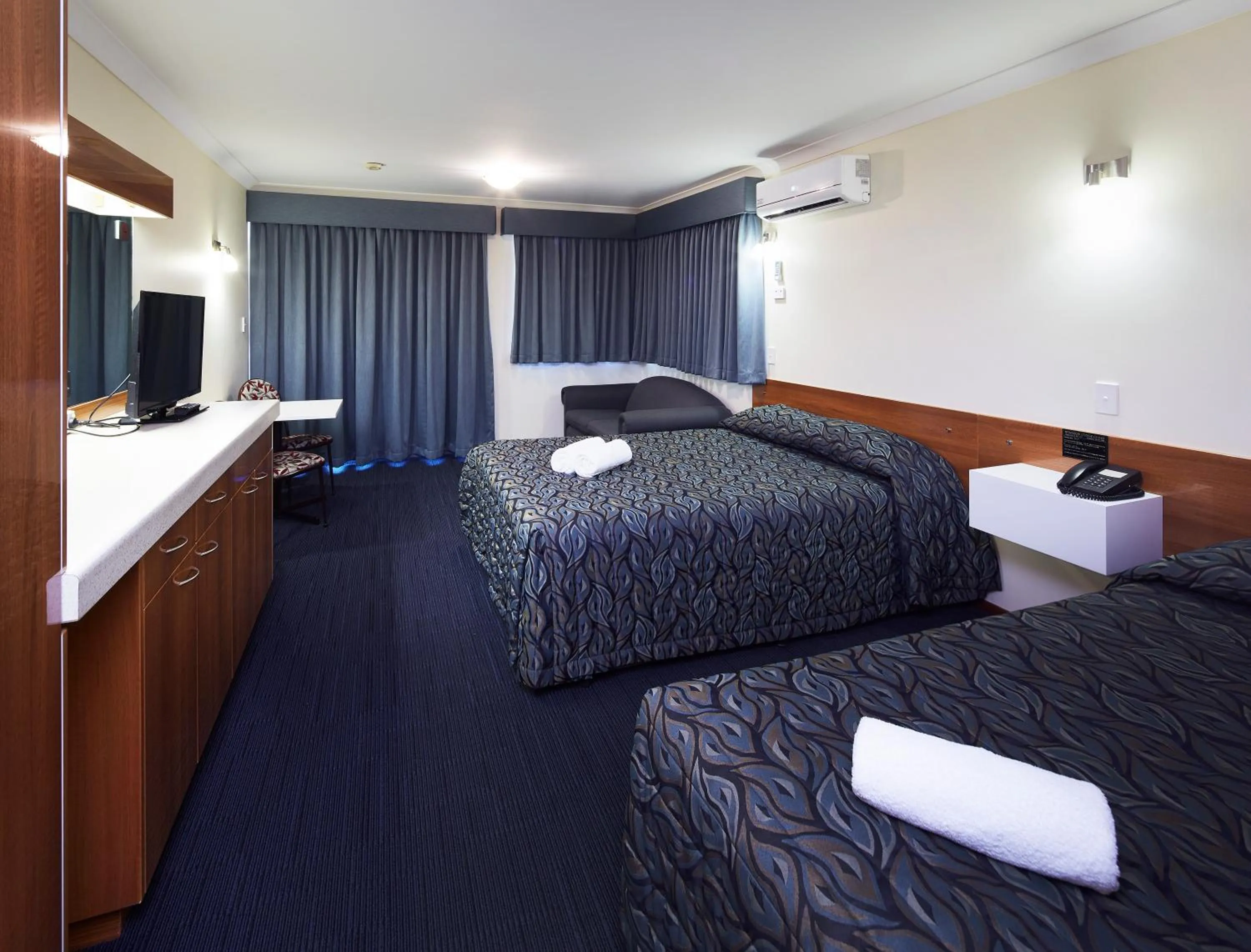 Photo of the whole room, Bed in Windsor Lodge