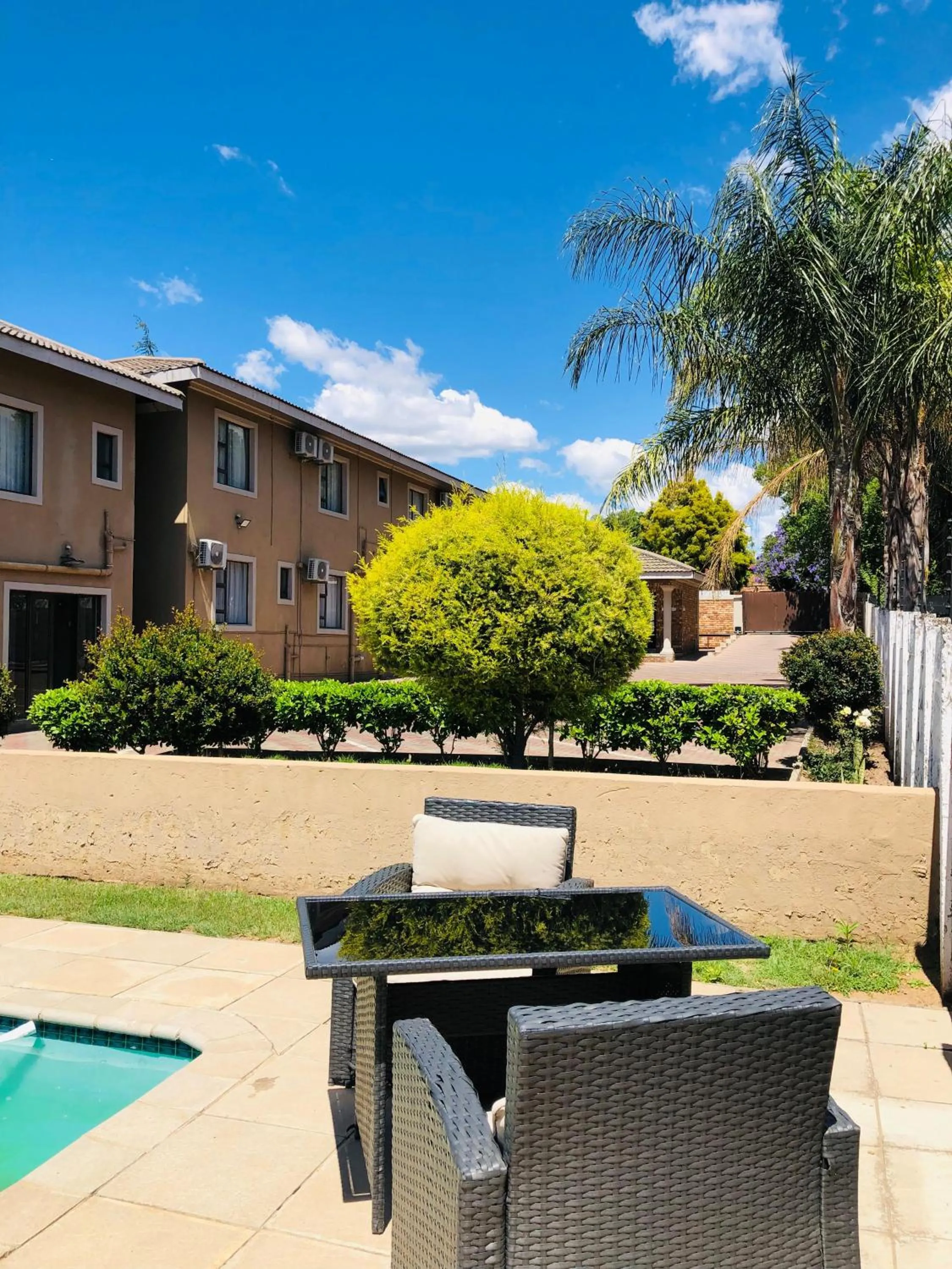 Garden in La Bronze Guest Lodge