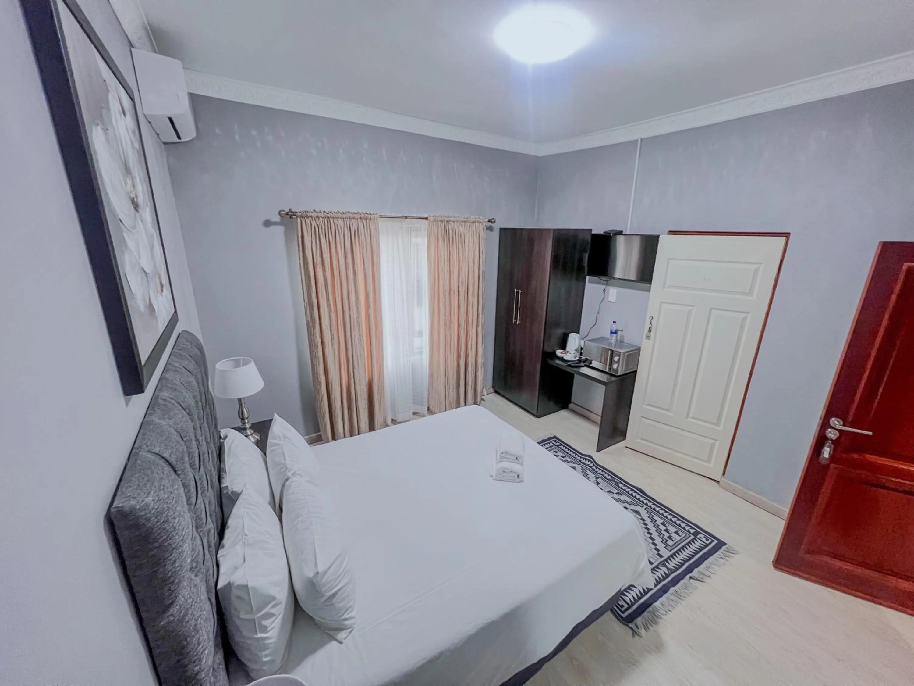 Bed in La Bronze Guest Lodge