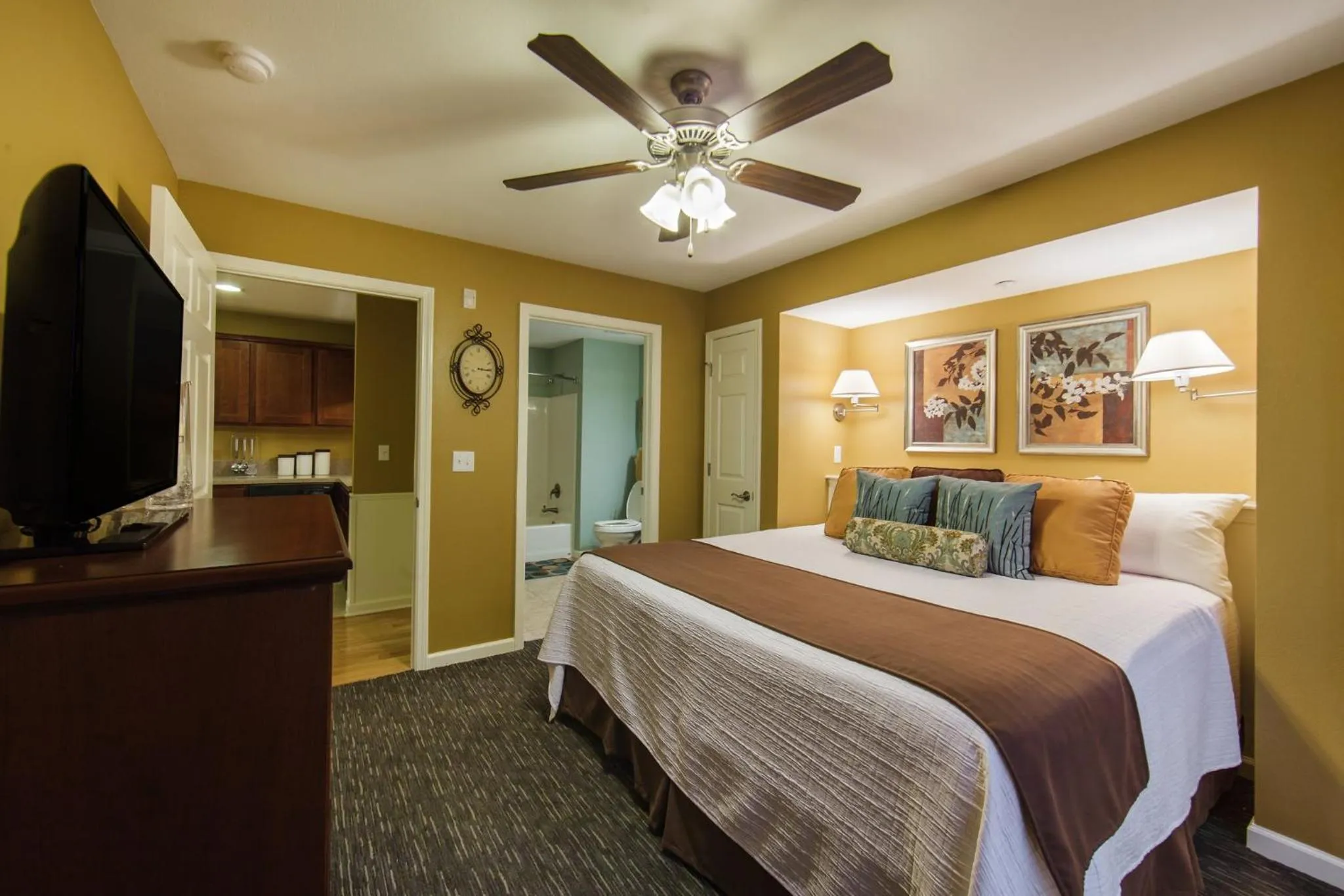 Photo of the whole room, Bed in Holiday Inn Club Vacations Holiday Hills Resort at Branson