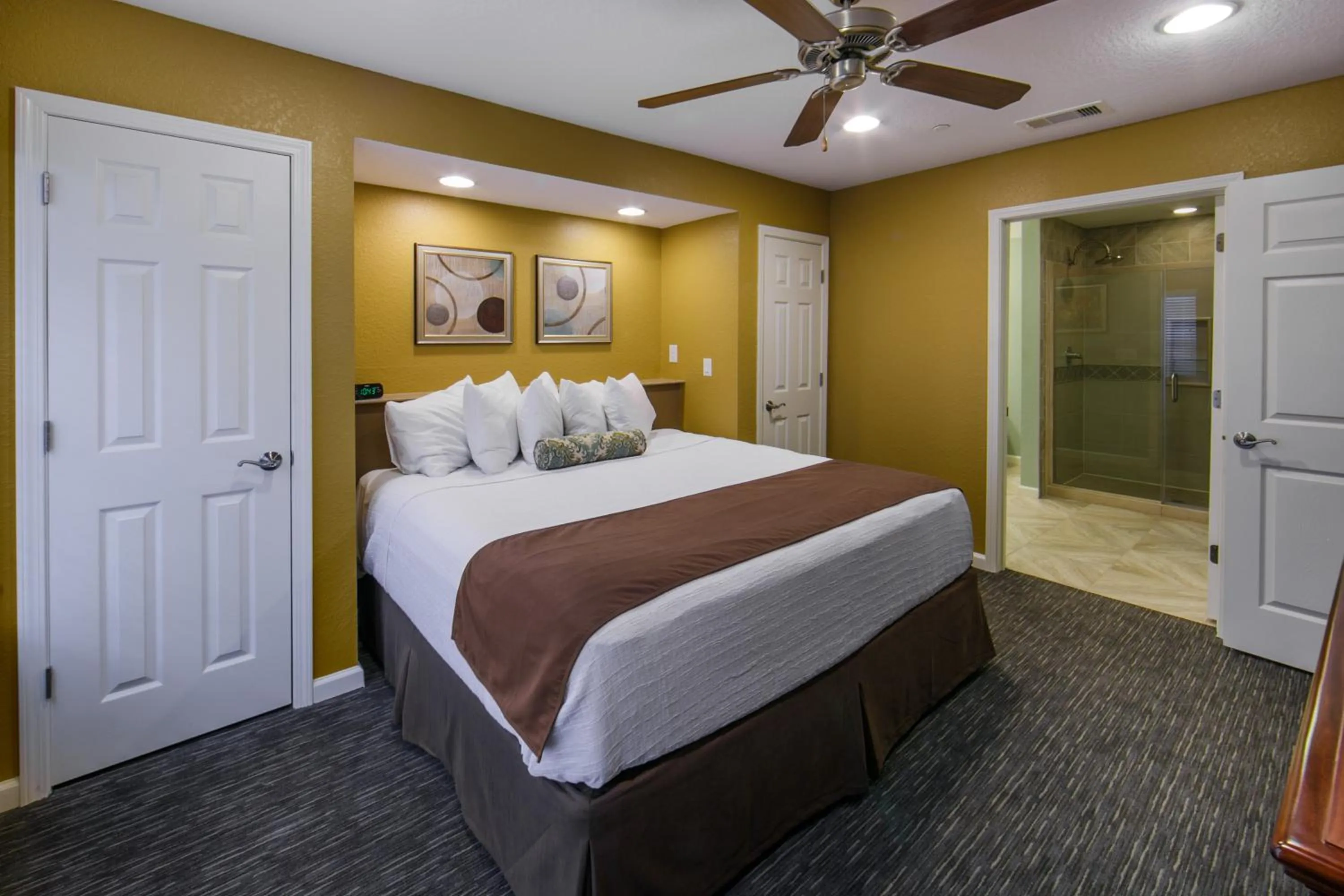 Photo of the whole room, Bed in Holiday Inn Club Vacations - Orlando Breeze Resort