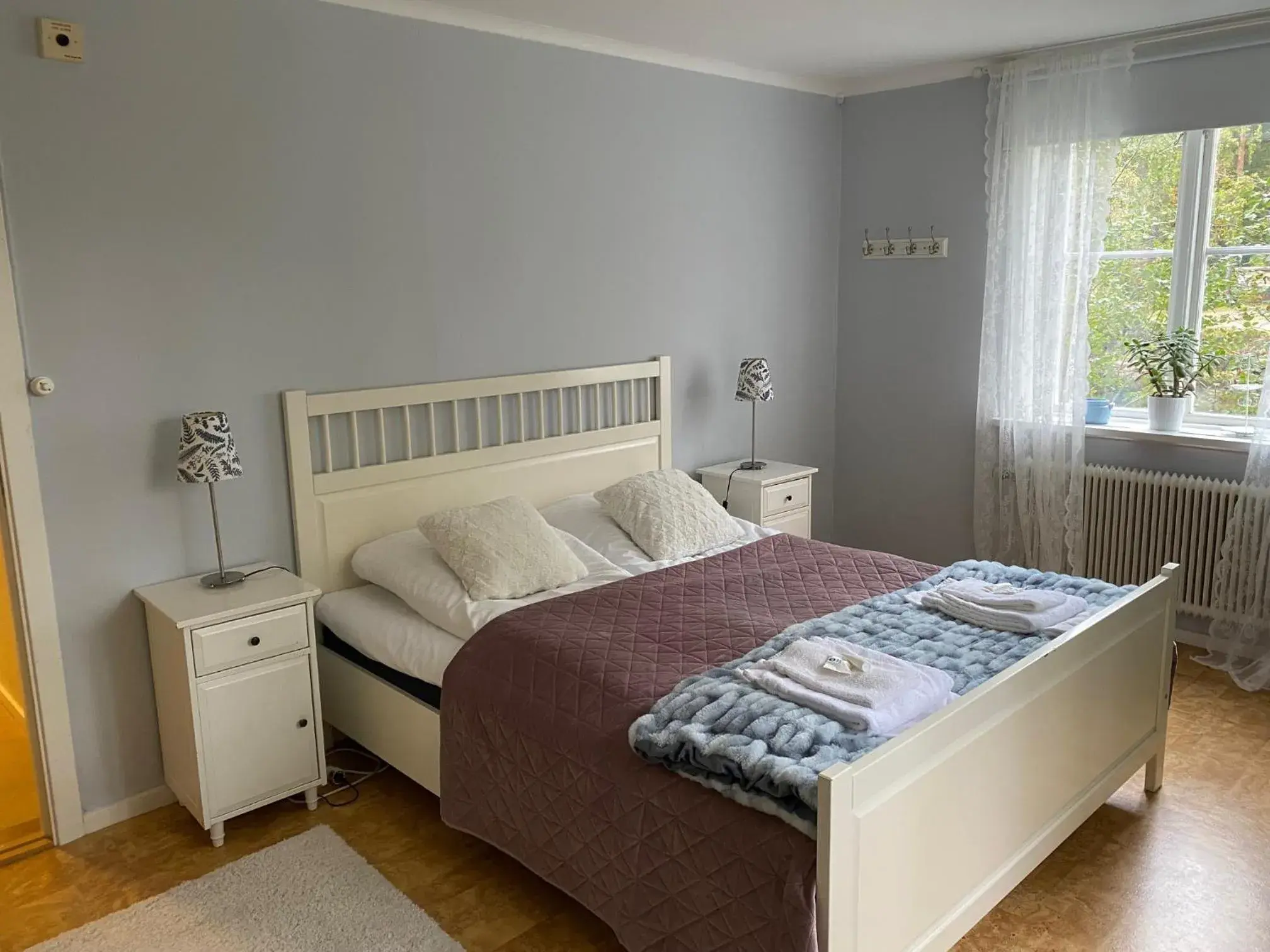 Queen Room with Shared Bathroom - single occupancy in Snöå Bruk Hotell och konferens Queen Room with Shared Bathroom - single occupancy in Snöå Bruk Hotell och konferens