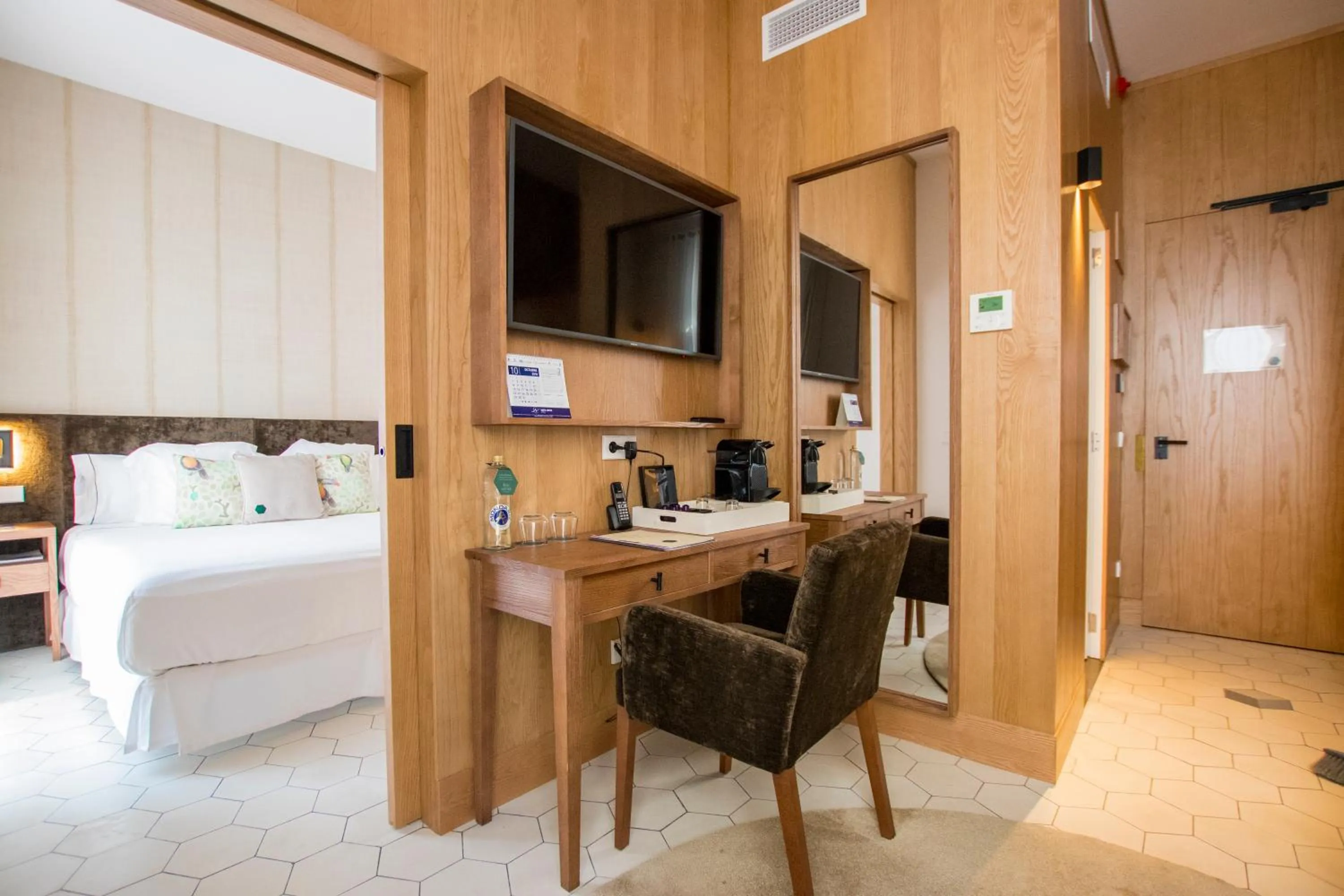 Coffee/tea facilities, Bed in Boutique Hotel Sant Roc & Spa