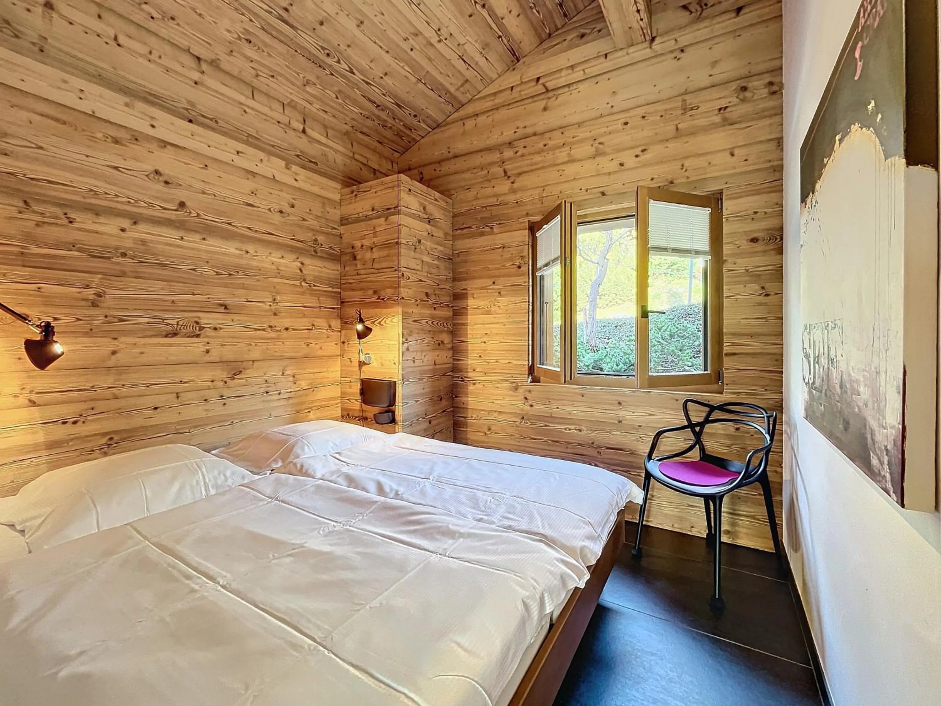 Bedroom, Bed in Crescendo 208