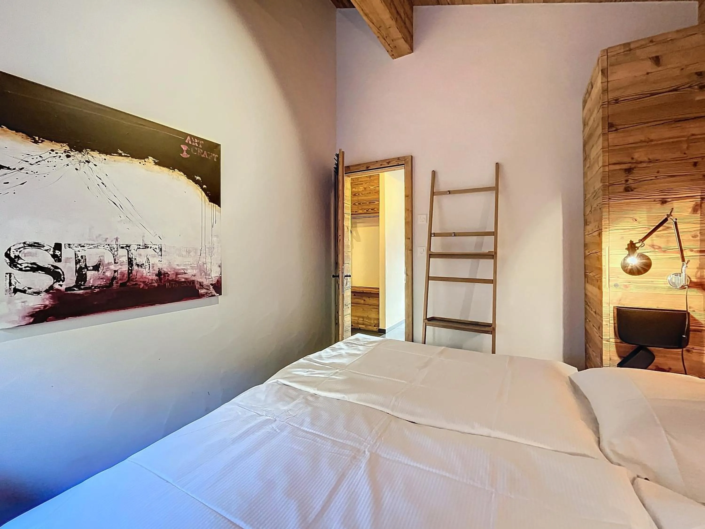 Bedroom, Bed in Crescendo 208