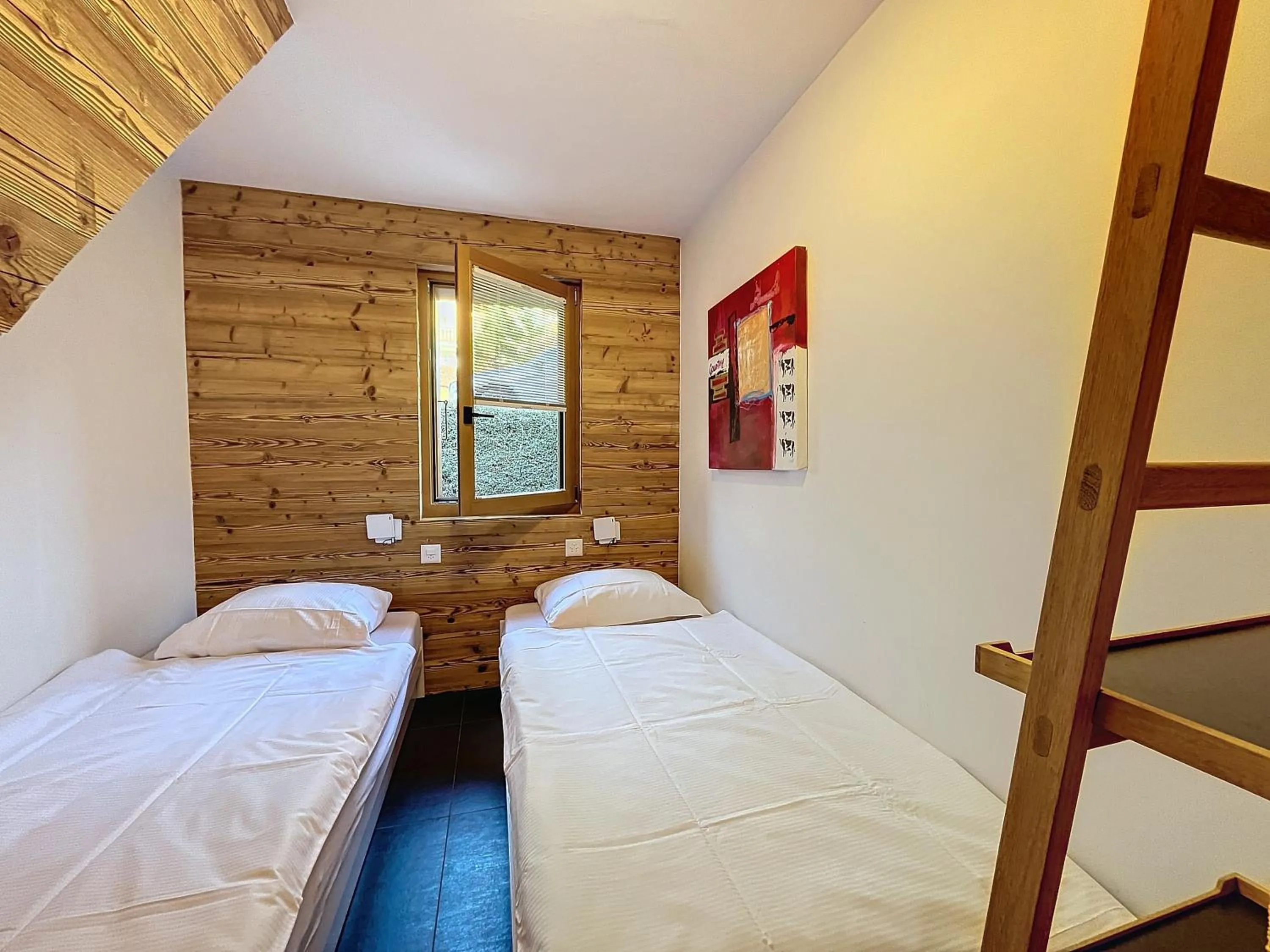 Bedroom, Bed in Crescendo 208