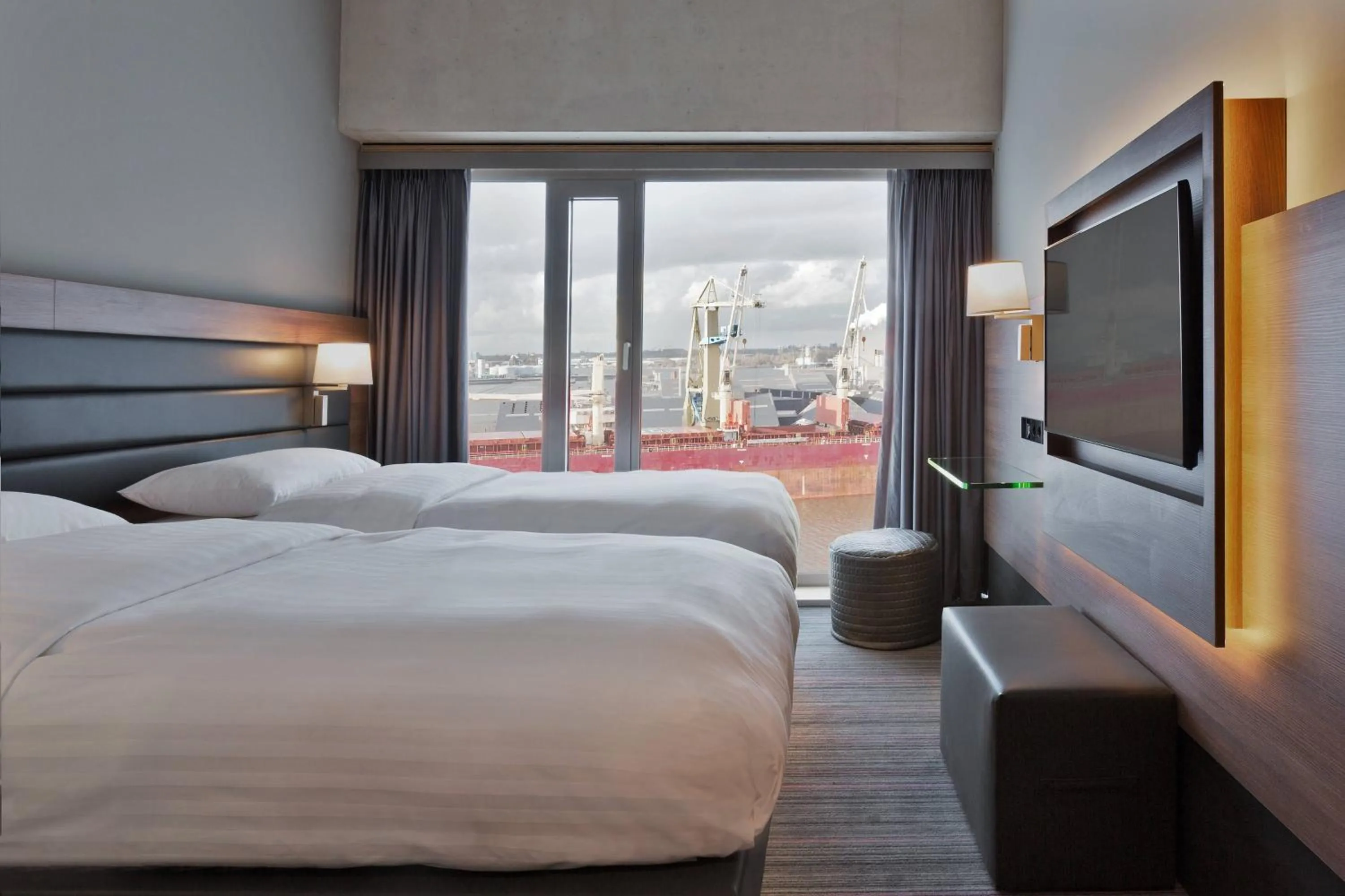 Photo of the whole room, Bed in Moxy Amsterdam Houthavens