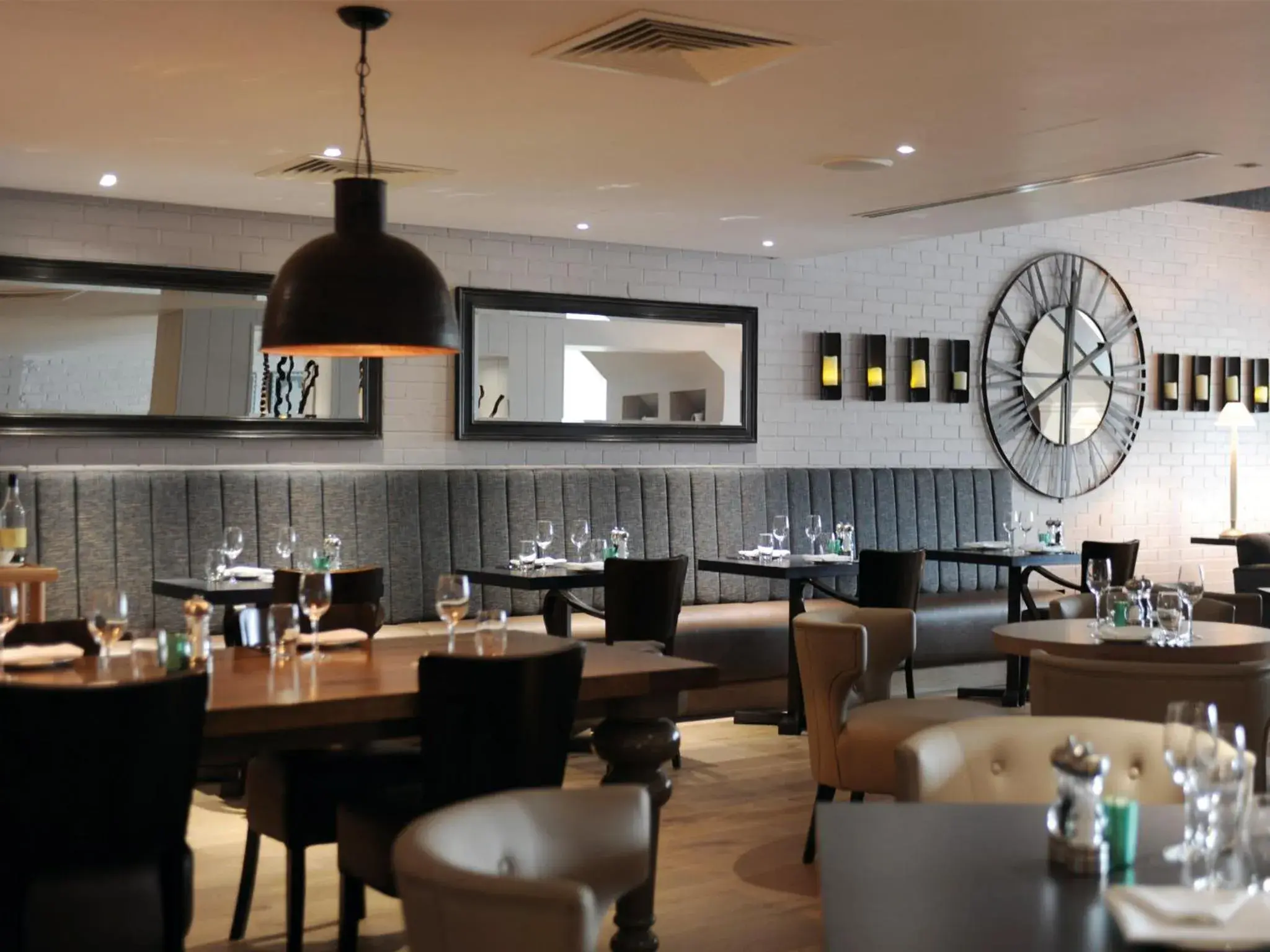 Restaurant/places to eat in Macdonald Windsor Restaurant/places to eat in Macdonald Windsor