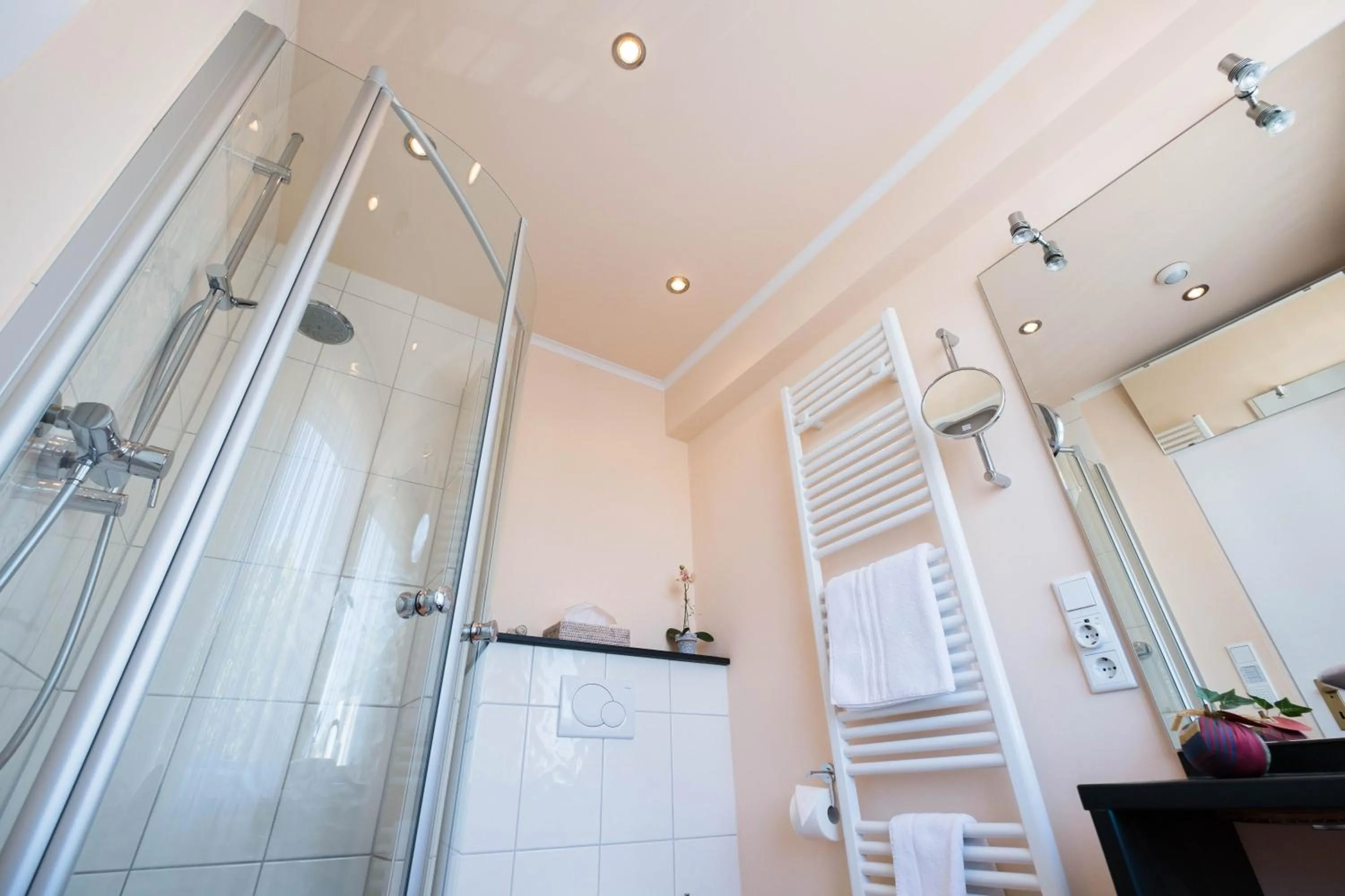 Toilet in Hotel zur Mühle