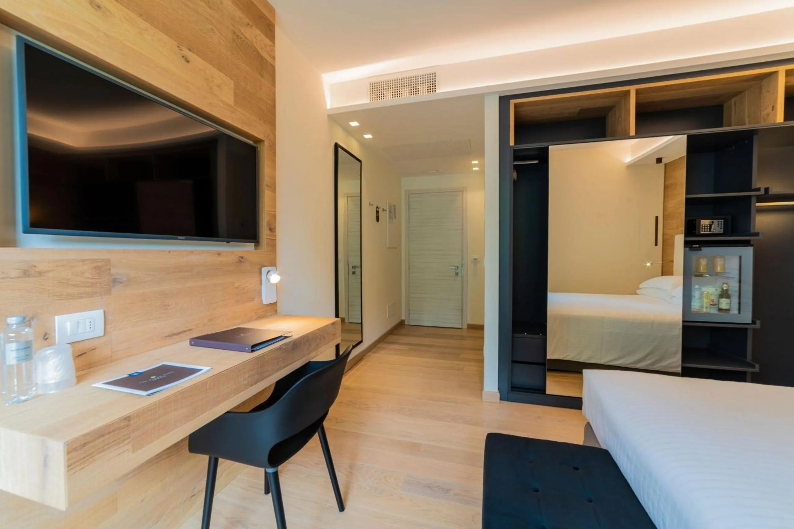 TV and multimedia in The Green Park Hotel WellnessSpa & Restaurant