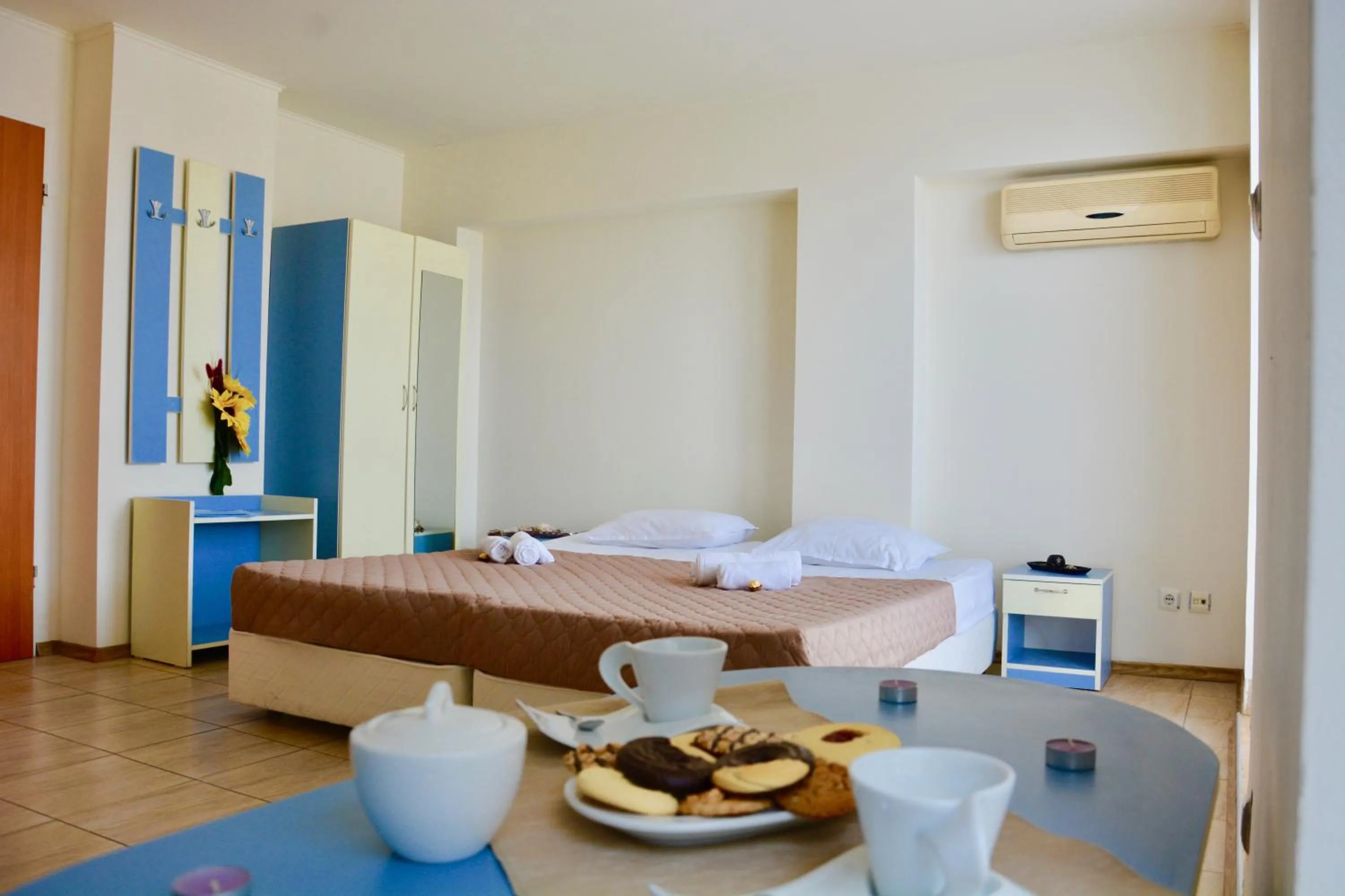 Coffee/tea facilities, Bed in Rainbow 1 Holiday Complex