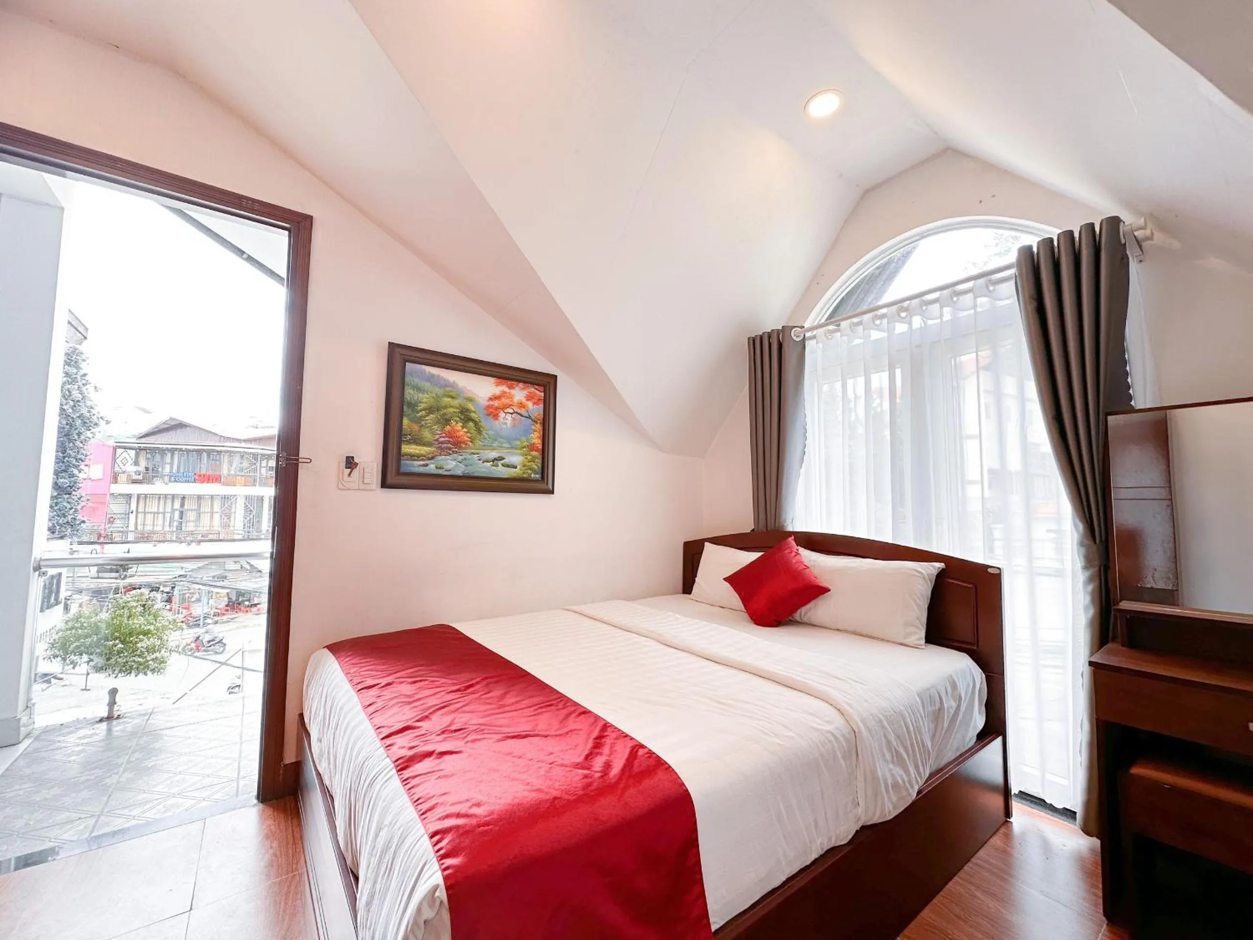 Bedroom, Bed in White Horse Dalat Hotel