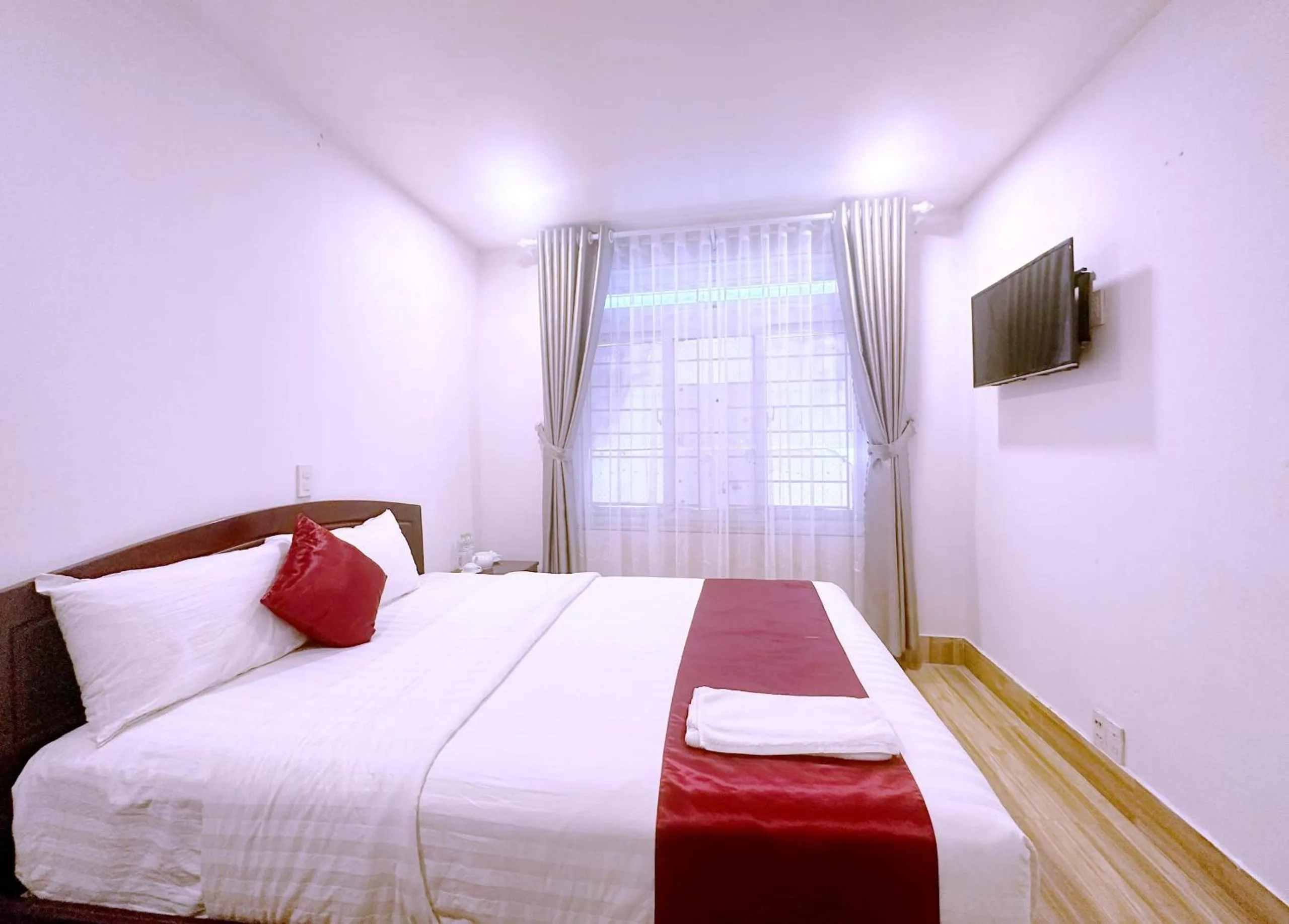 TV and multimedia, Bed in White Horse Dalat Hotel