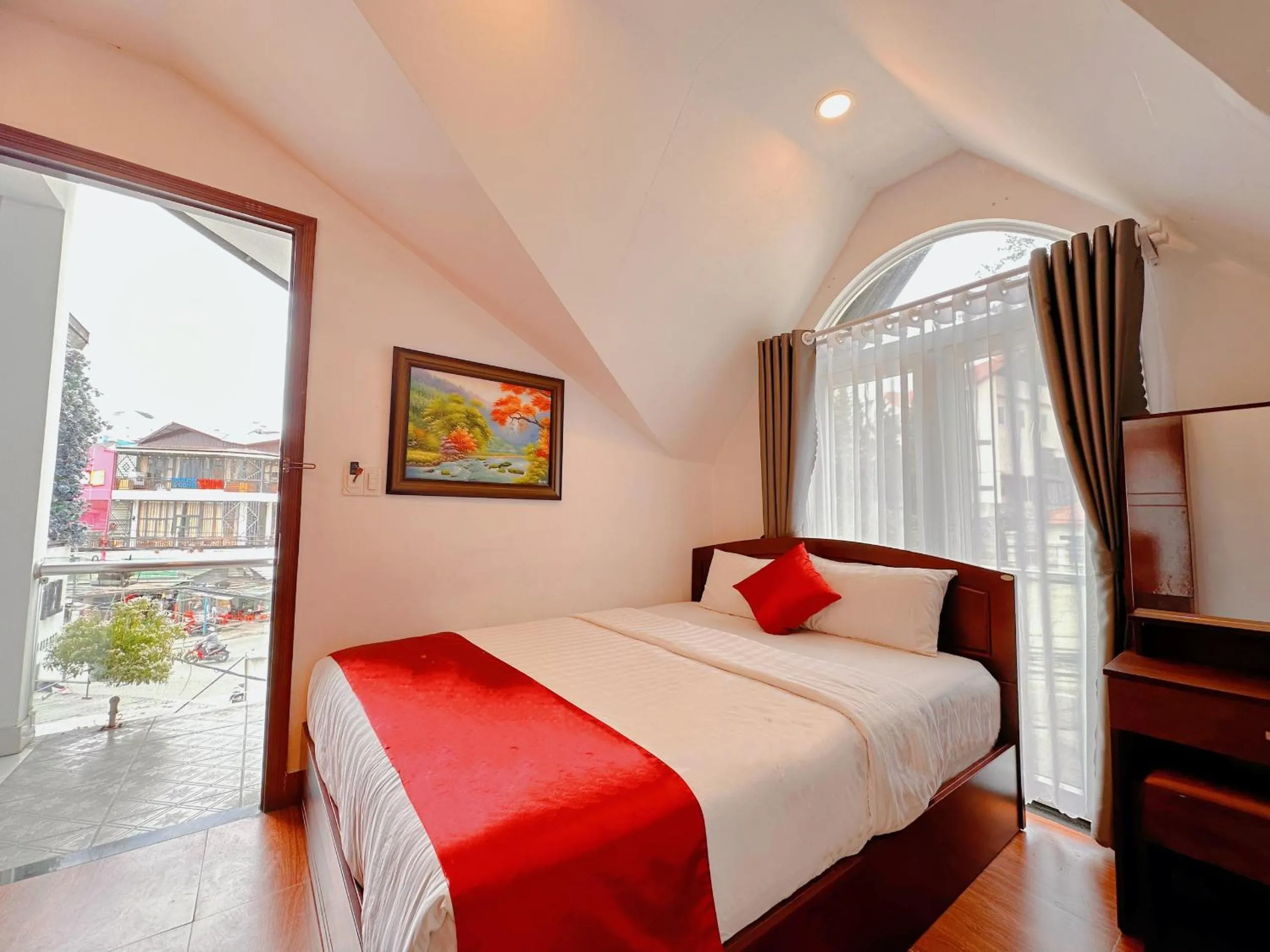 Bedroom, Bed in White Horse Dalat Hotel