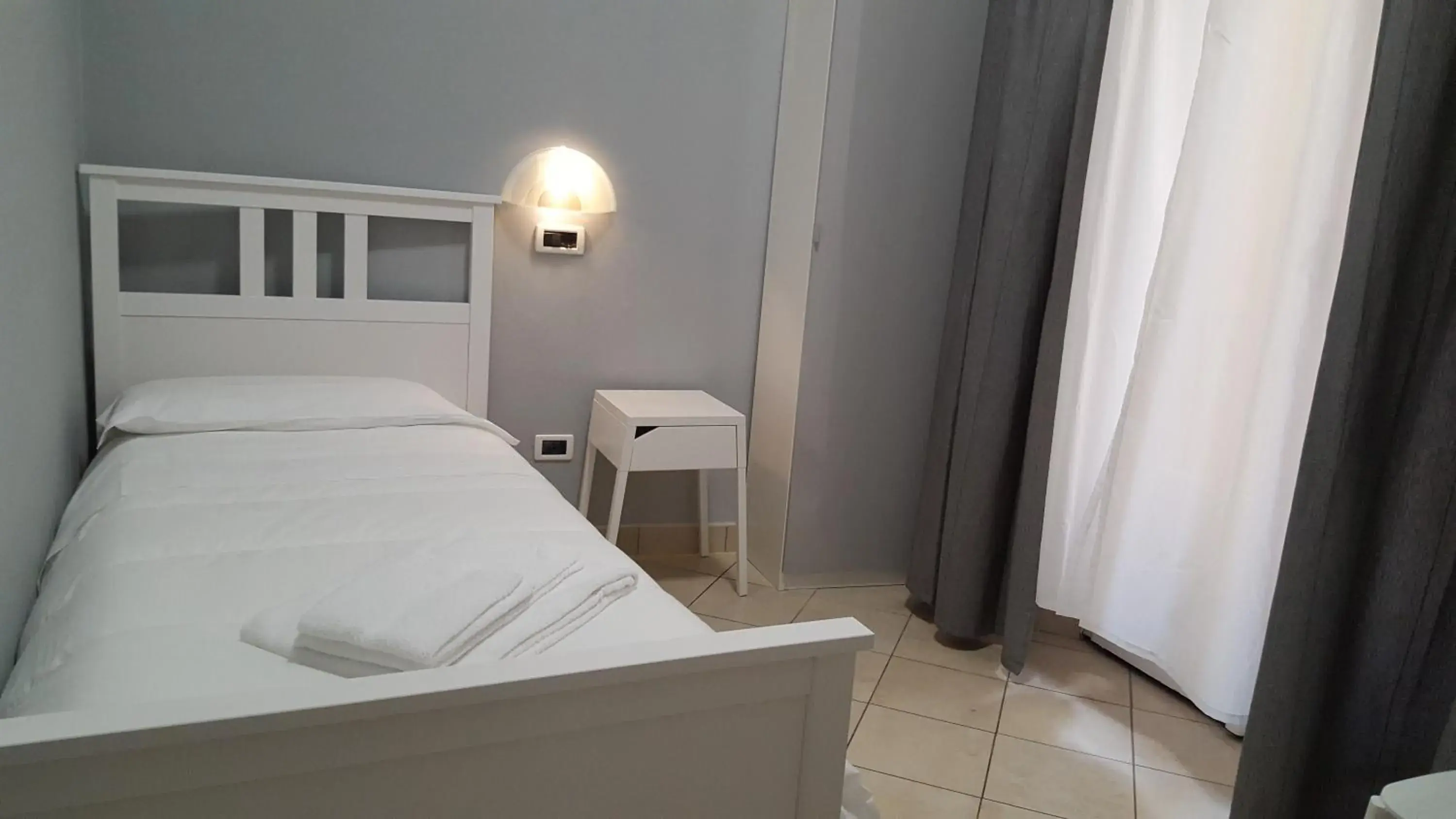 Standard Single Room with Shared Bathroom in Hotel Milano Standard Single Room with Shared Bathroom in Hotel Milano