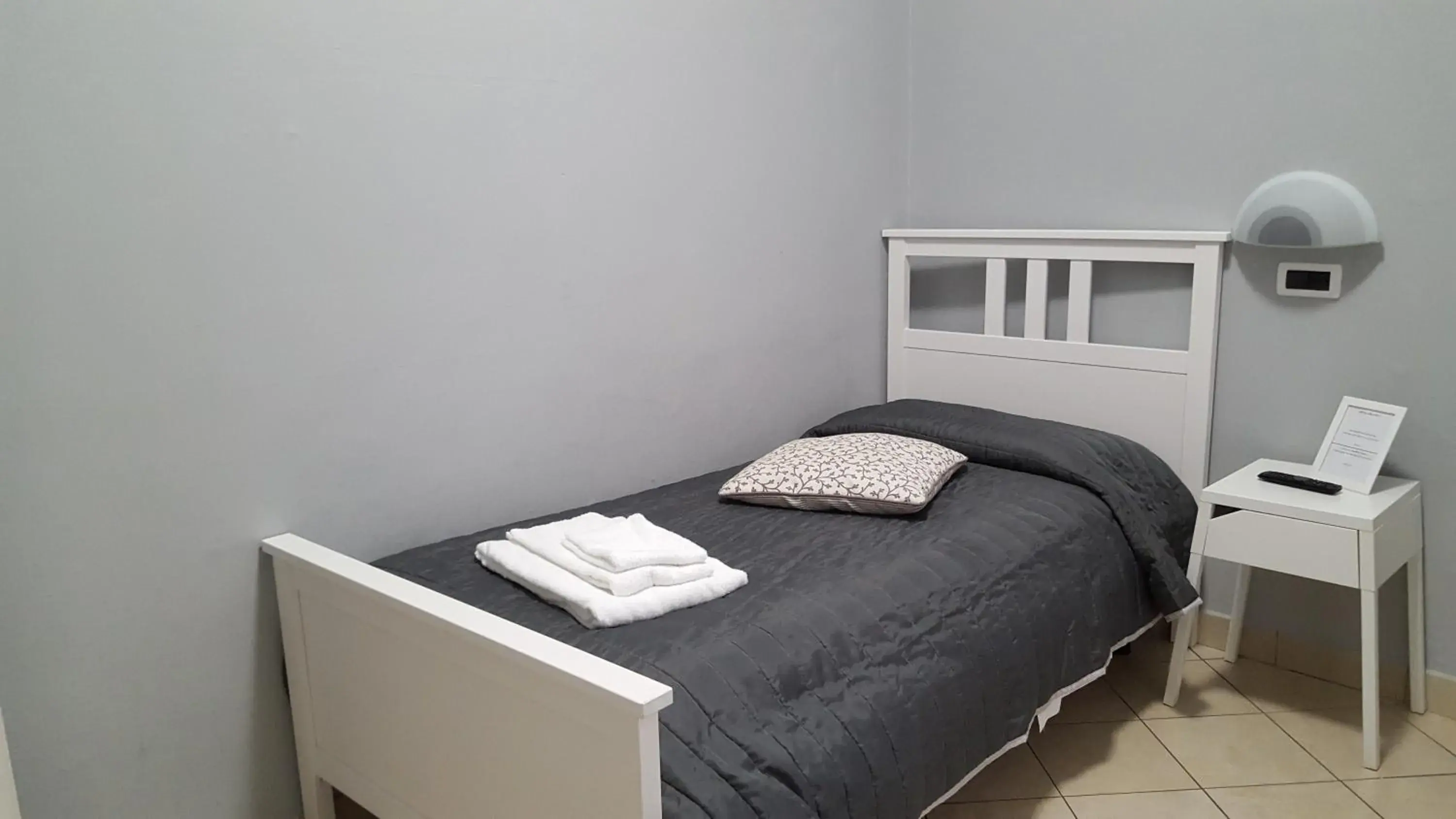 Standard Single Room with Shared Bathroom in Hotel Milano Standard Single Room with Shared Bathroom in Hotel Milano