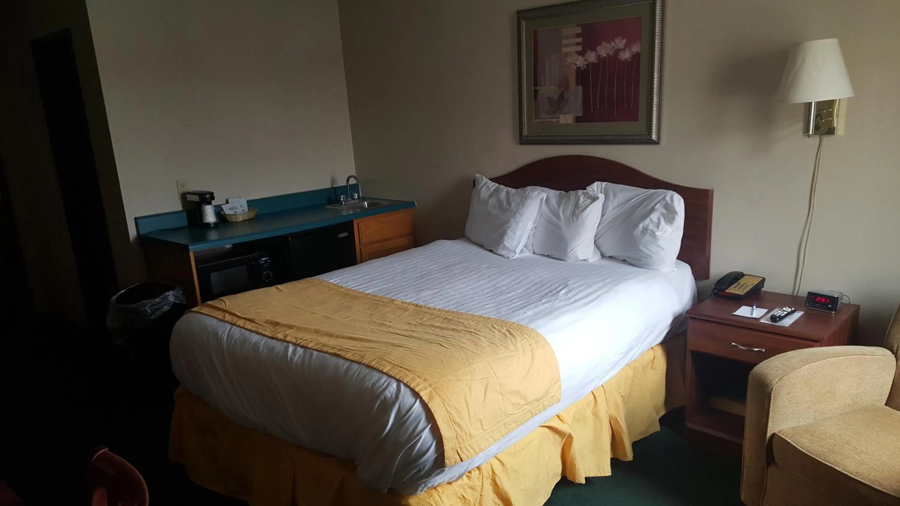 Bedroom, Bed in Americas Best Value Inn St. Louis / South