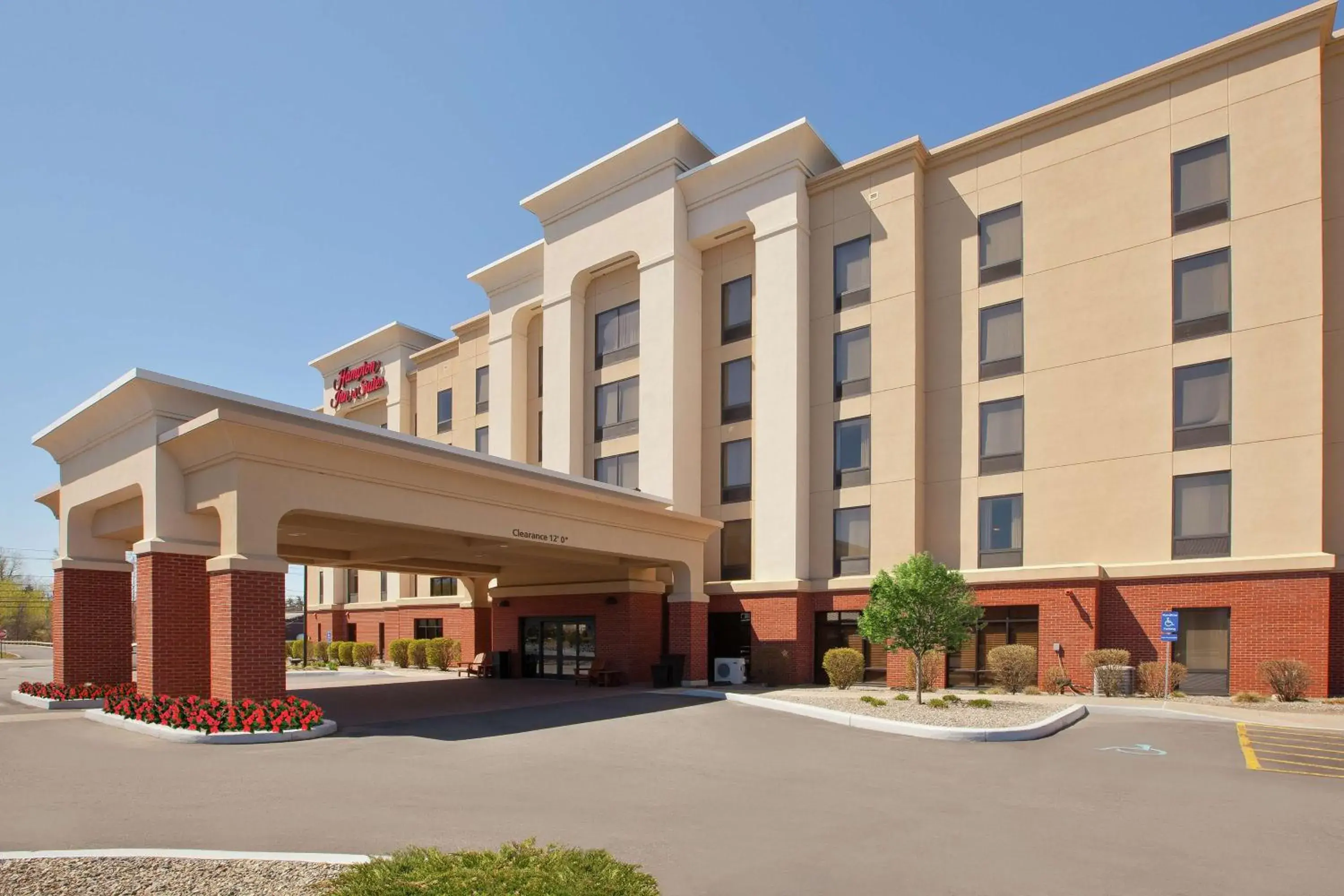 Property building in Hampton Inn & Suites Plattsburgh Property building in Hampton Inn & Suites Plattsburgh