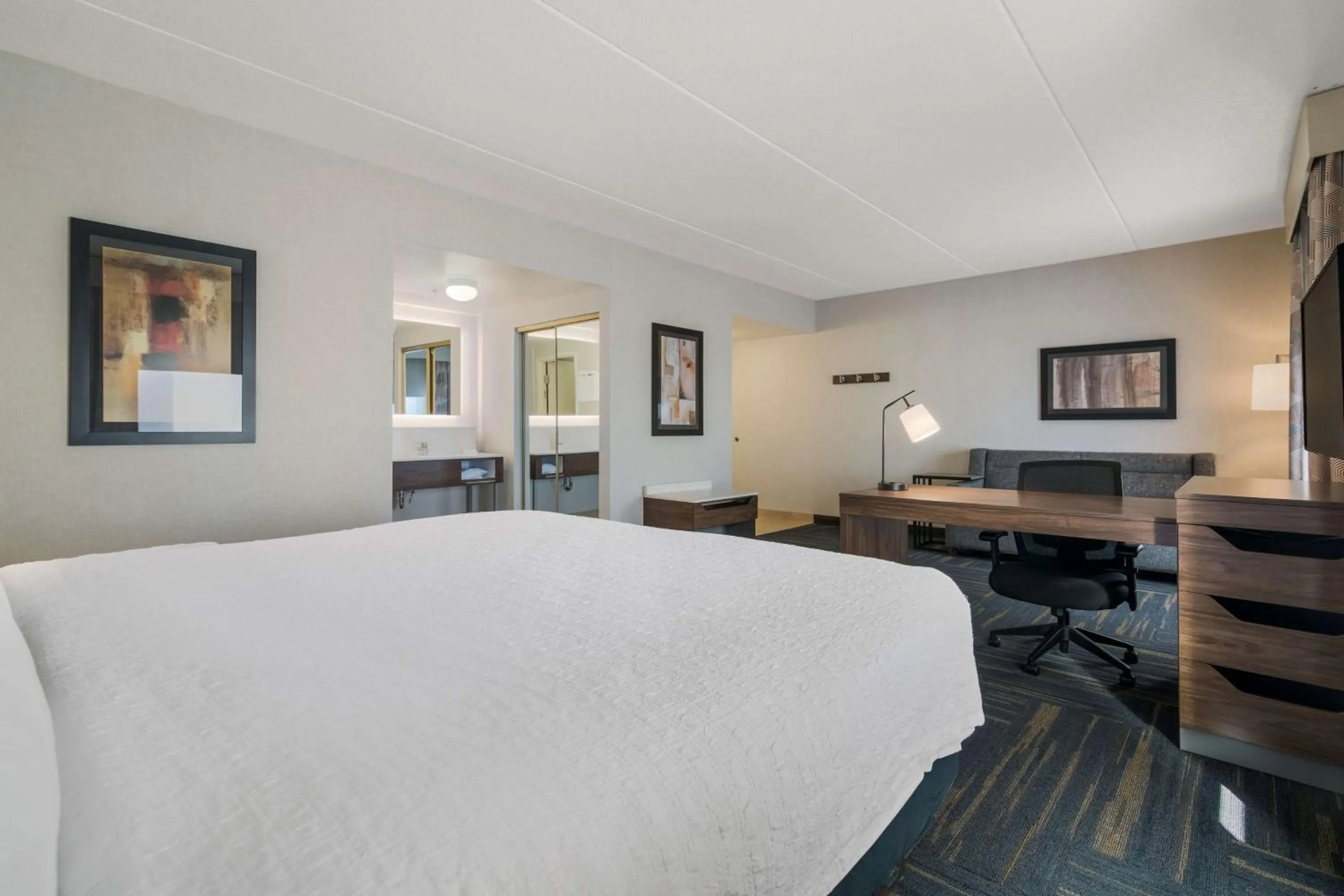 Bedroom, Bed in Hampton Inn & Suites Plattsburgh