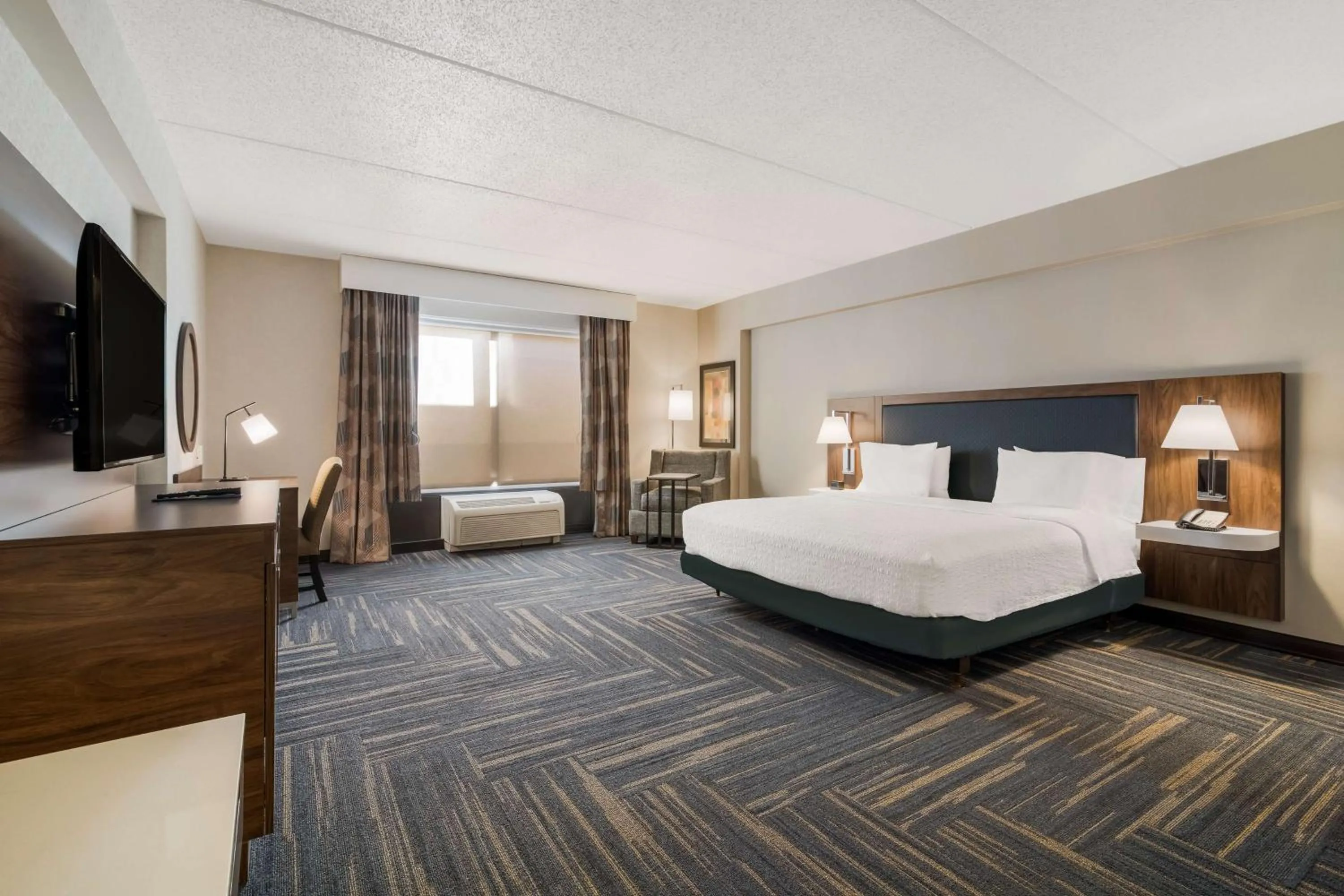 Bed in Hampton Inn & Suites Plattsburgh