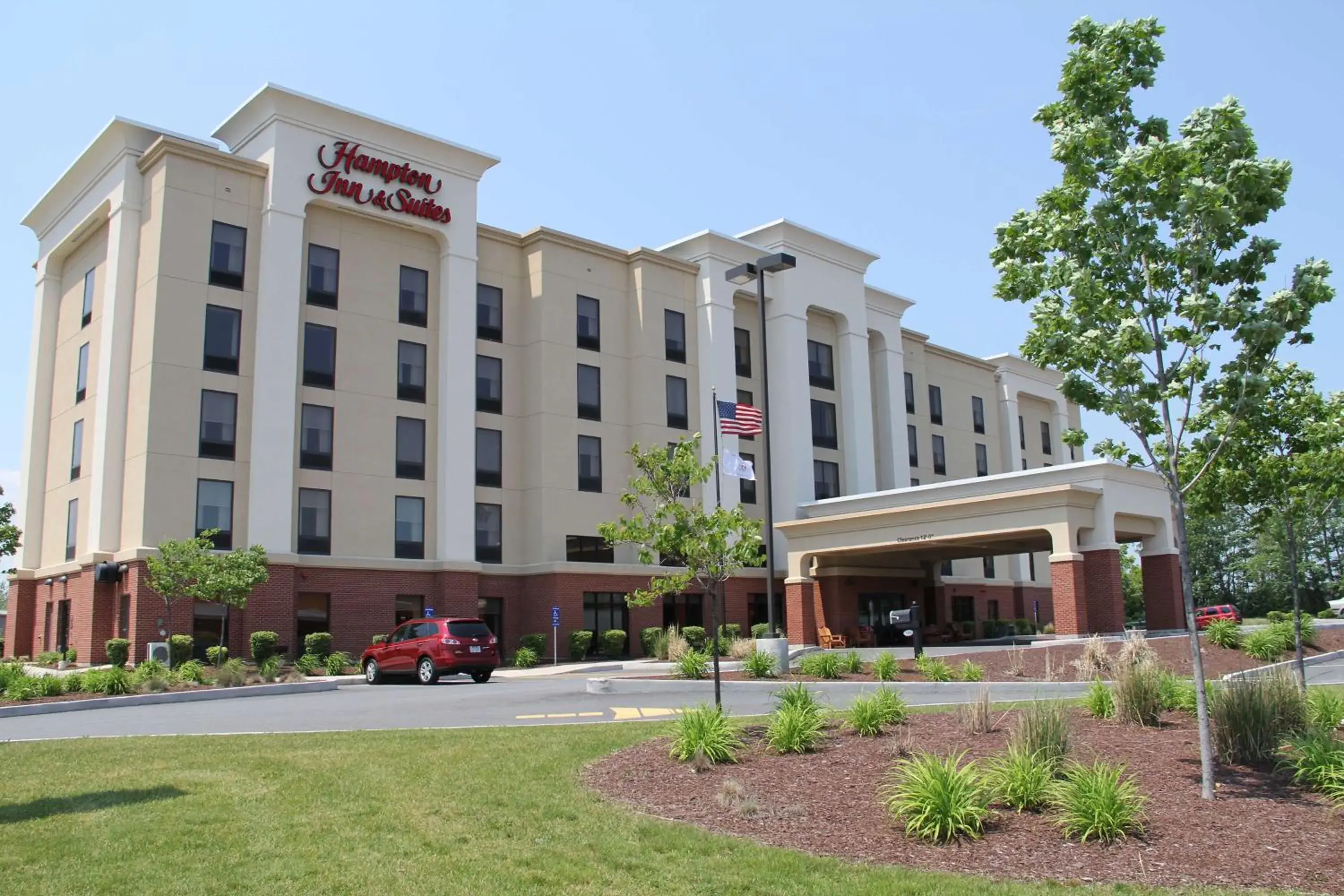 Property building in Hampton Inn & Suites Plattsburgh Property building in Hampton Inn & Suites Plattsburgh