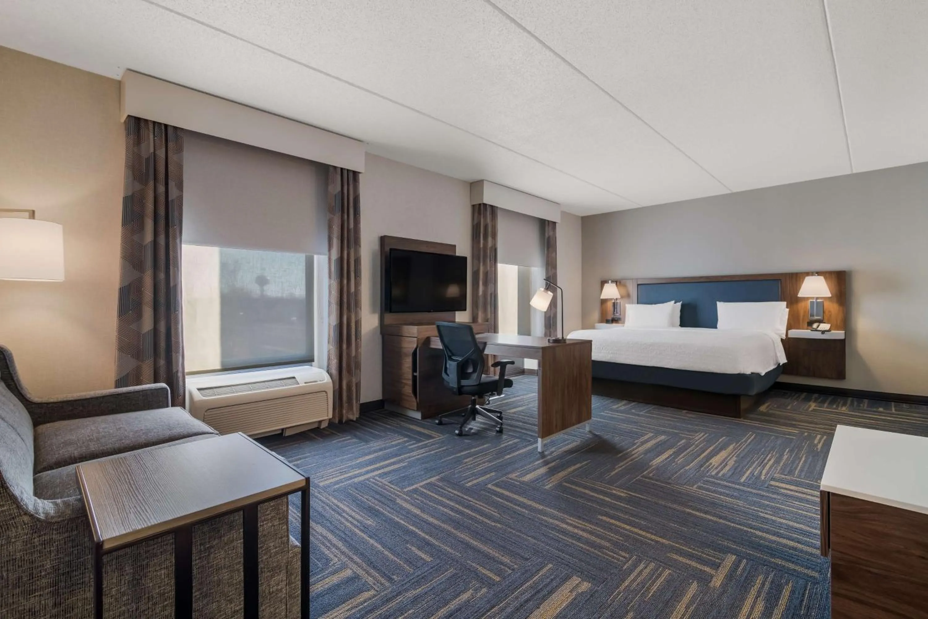 Bedroom, Bed in Hampton Inn & Suites Plattsburgh